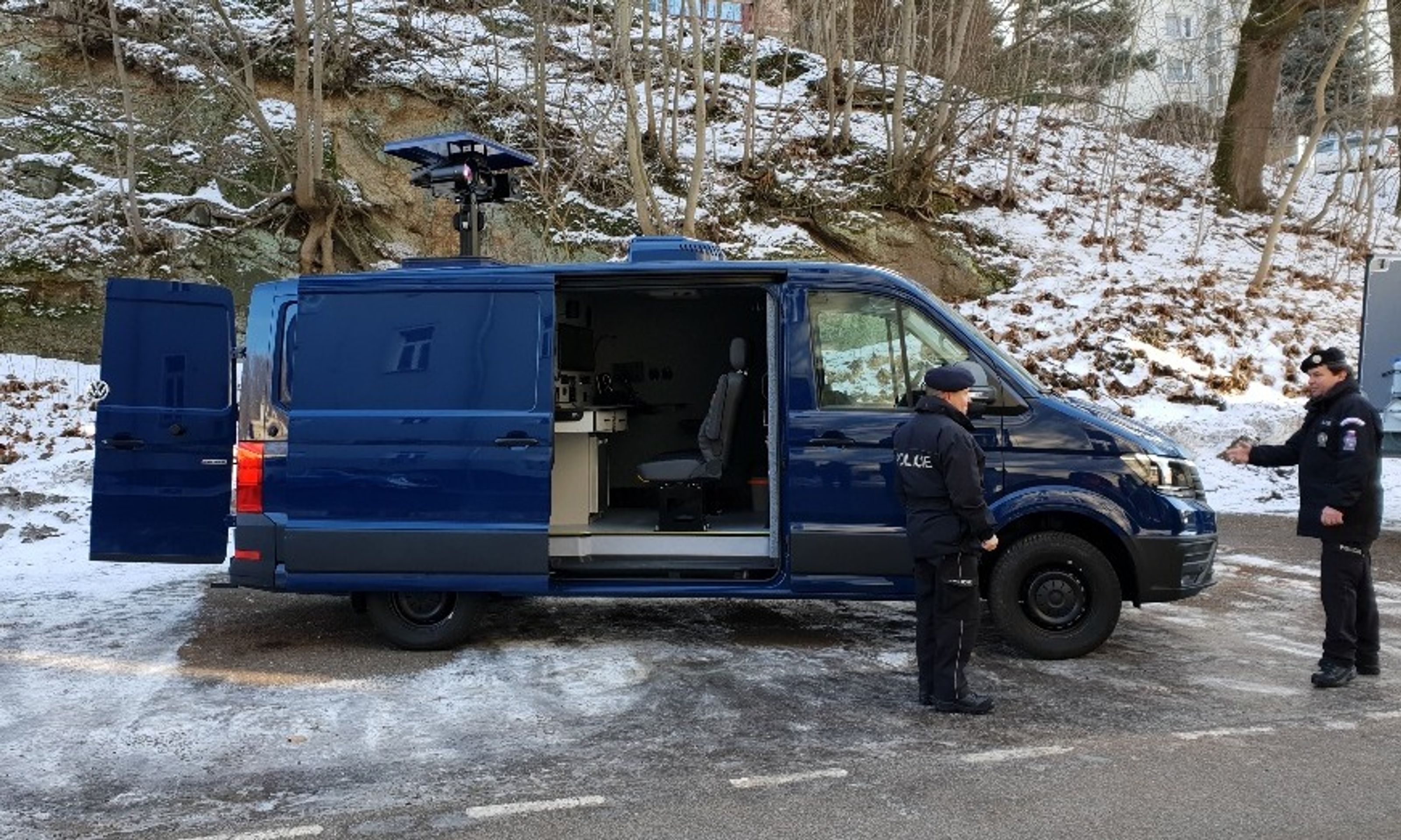 Nová policejní dodávka VW Crafter - 12 - Fotogalerie: Technikou nabité policejní dodávky VW Crafter (2/7)