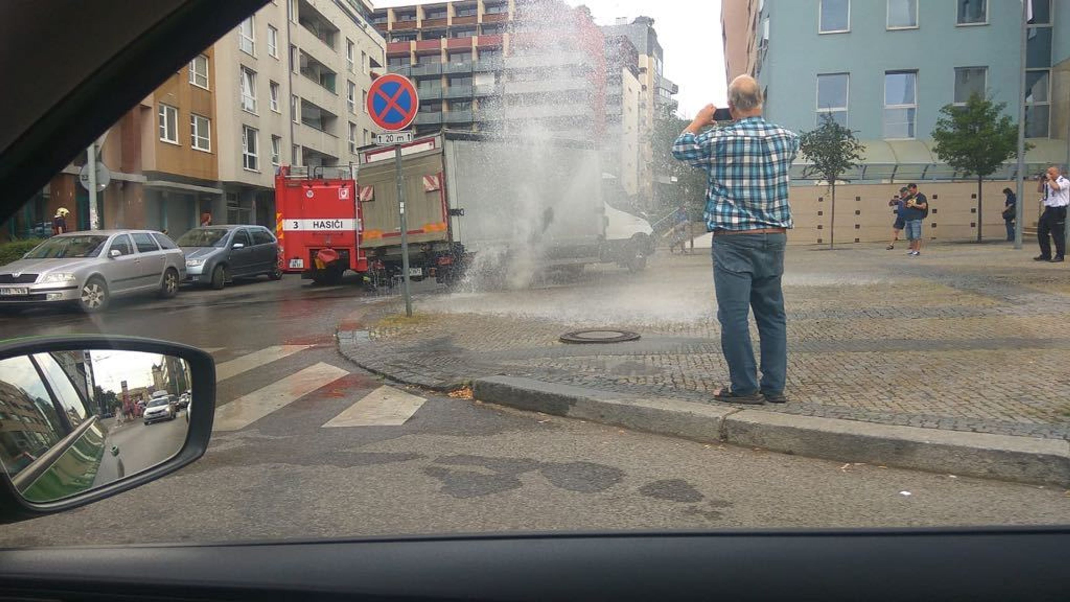 Auto přerazilo hydrant ve Vysočanech - 1 - GALERIE: Auto na Vysočanské přerazilo hydrant (7/8)
