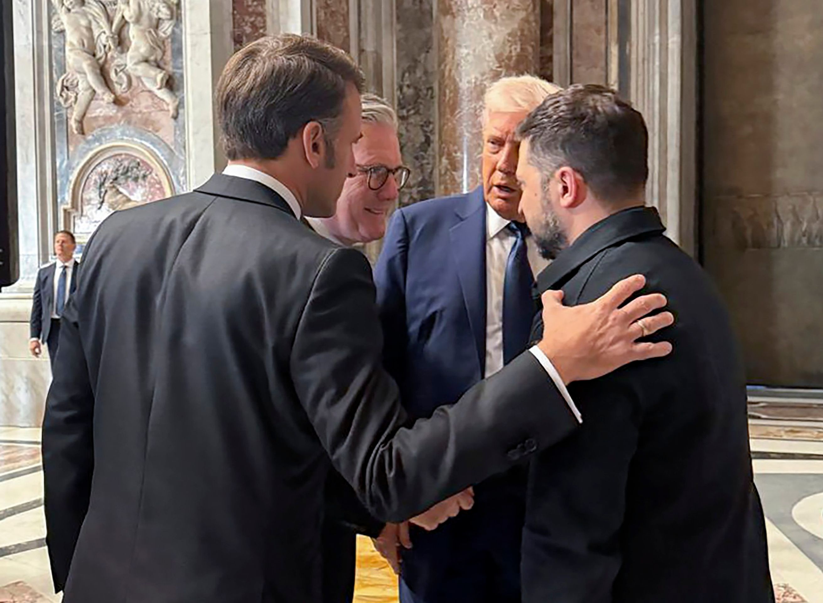 Volodymyr Zelenskyj, Donald Trump, Emmanuel Macron a Keir Starmer - Státníci na pohřbu papeže Františka (2/6)
