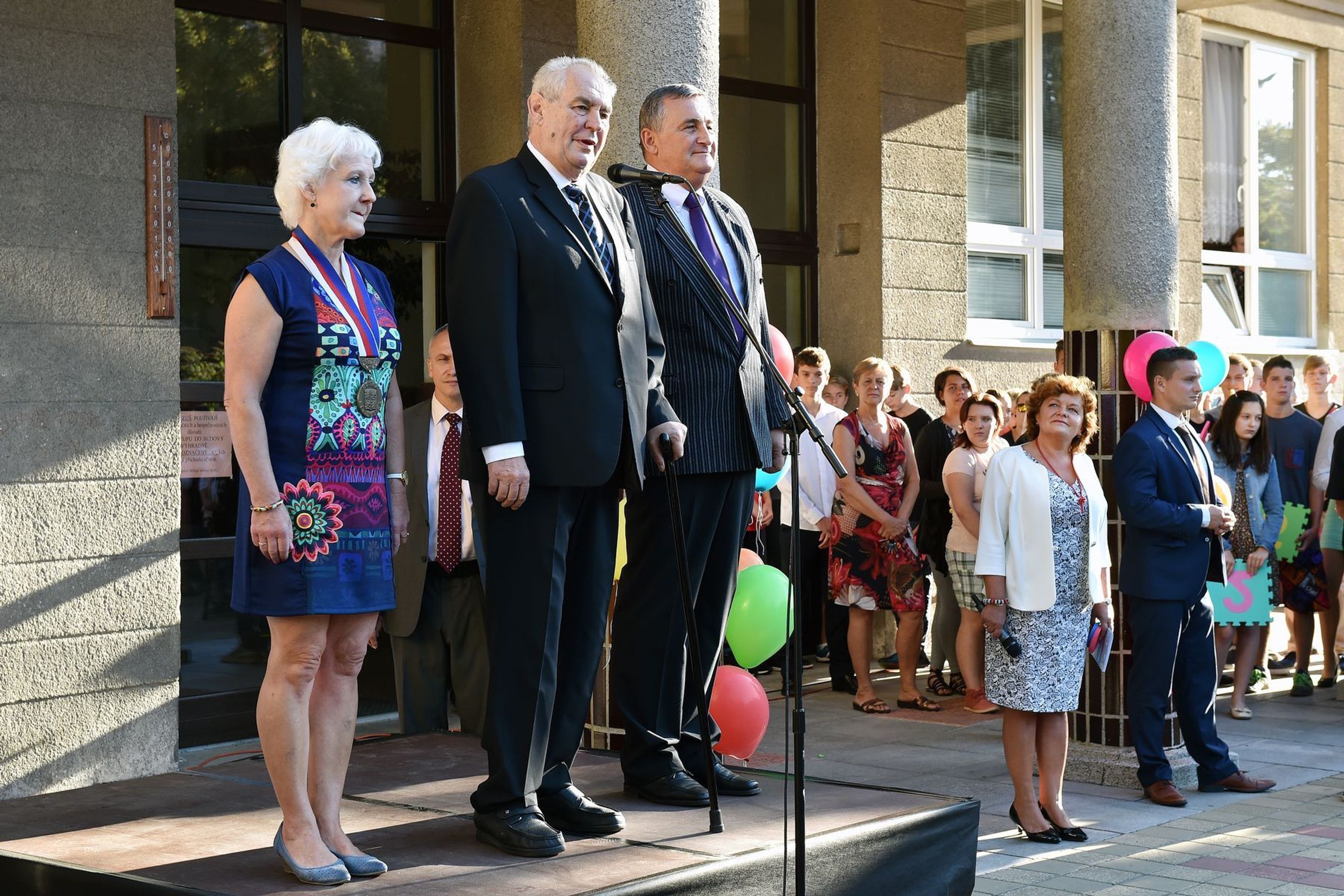 Prezident Miloš Zeman vítá prvňáčky - 9 - GALERIE: Miloš Zeman zahajuje školní rok ve Stochově (9/17)