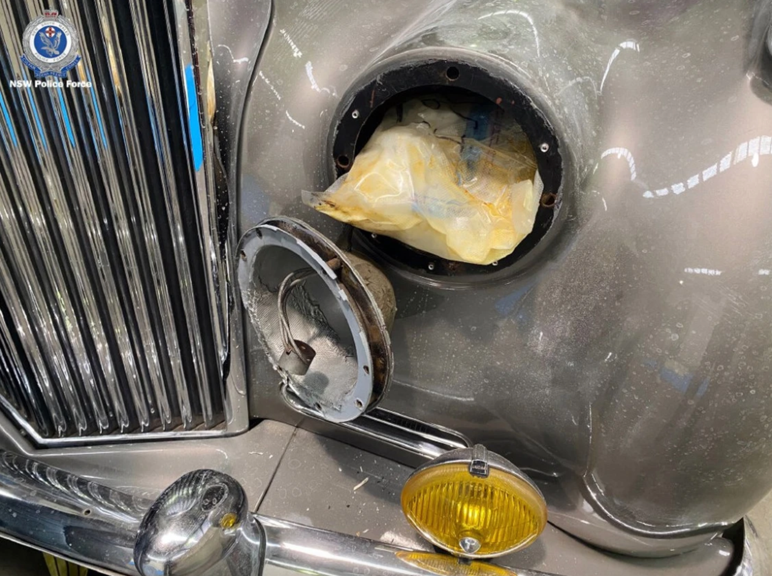 Bentley z roku 1960 ukrývalo balíky drog - Do Bentley z roku 1960 pašeráci ukryli desítky kilogramů drog (2/6)