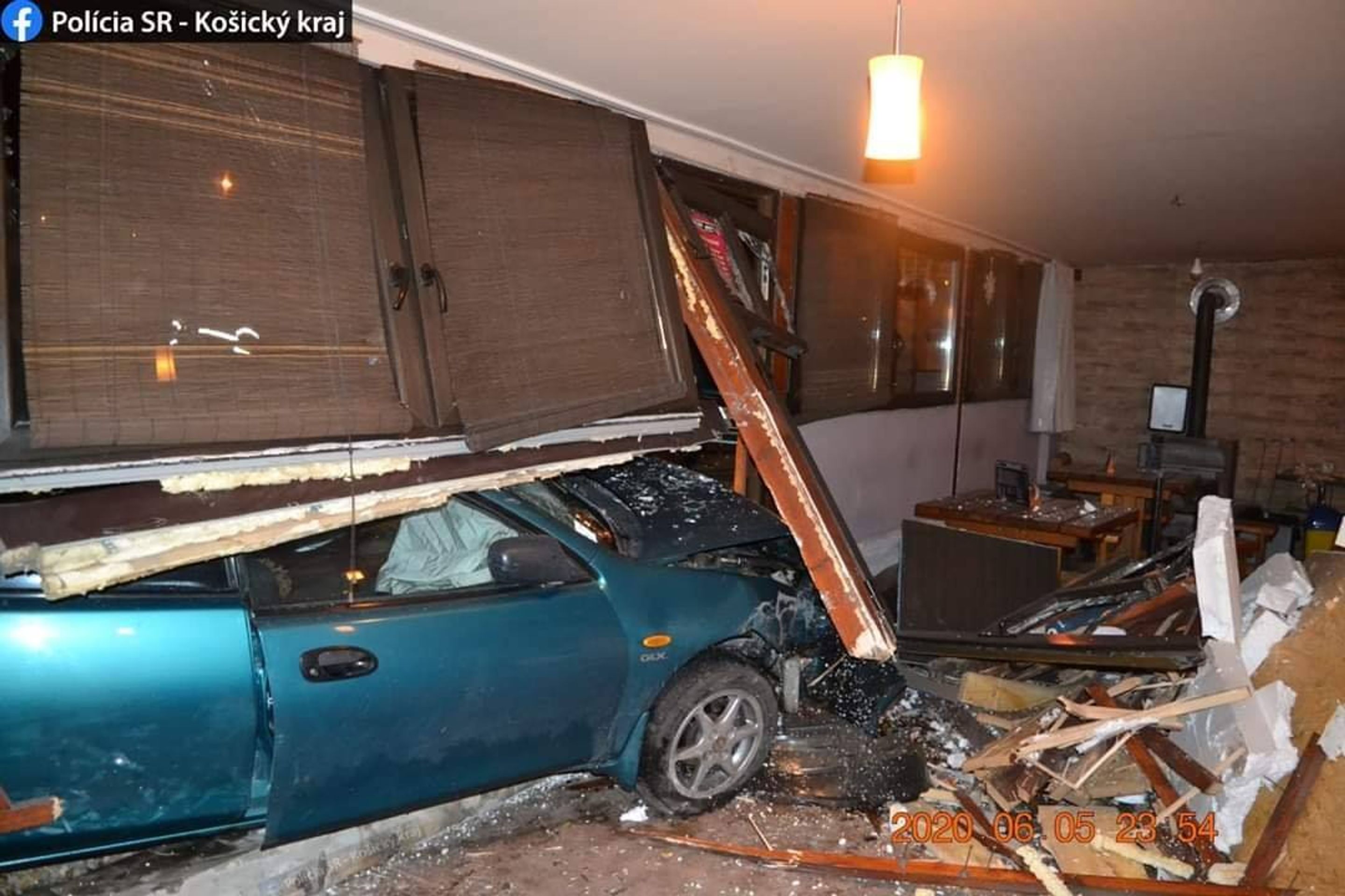 Opilý řidič v Košicích ujížděl před policisty, zdemoloval bar - 1 - GALERIE: Opilý řidič v Košicích ujížděl před policisty, zdemoloval bar (5/5)