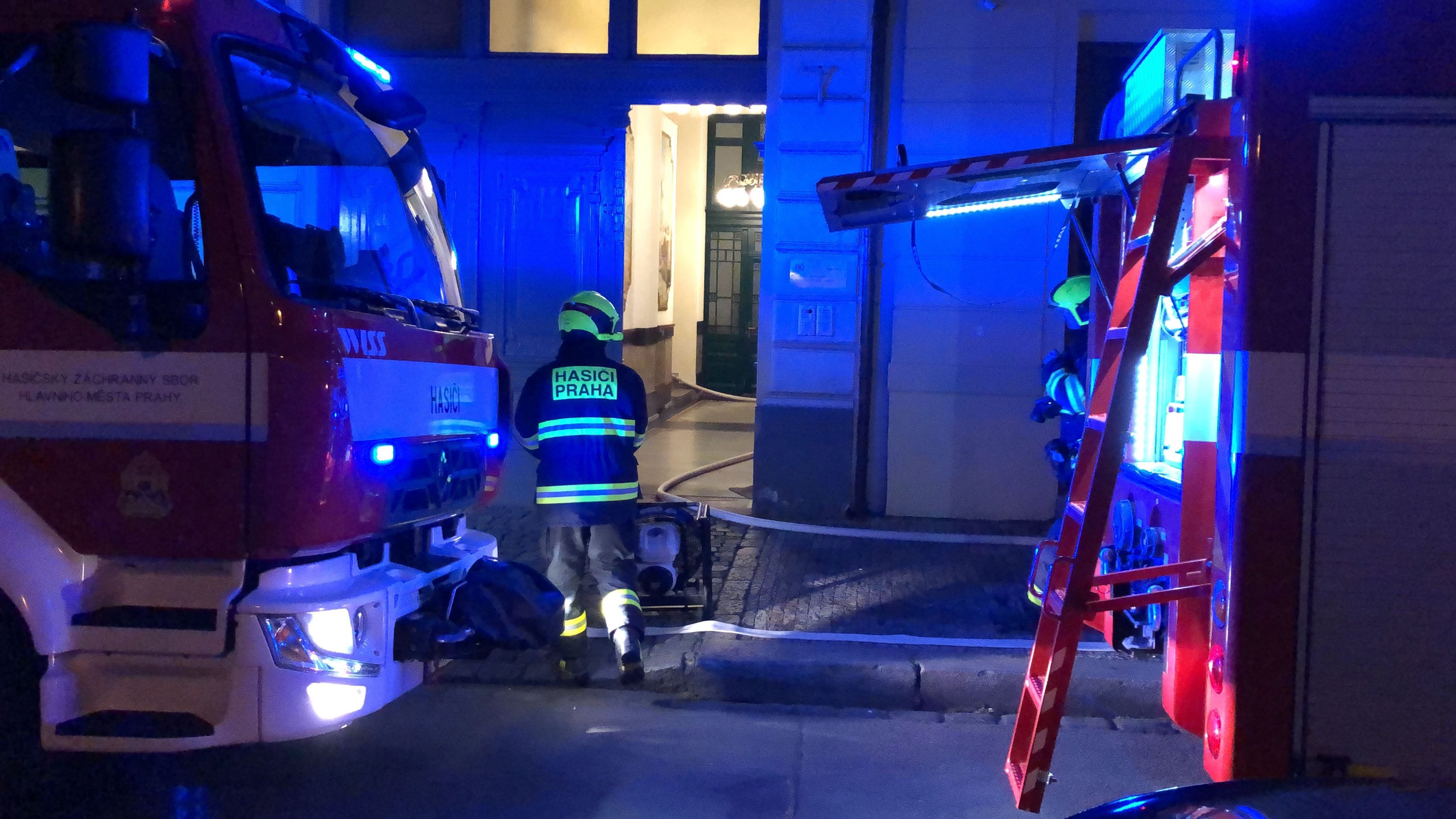 Zásah hasičů při požáru v pražském bytě - 6 - GALERIE: Zásah hasičů při požáru v pražském bytě (6/10)