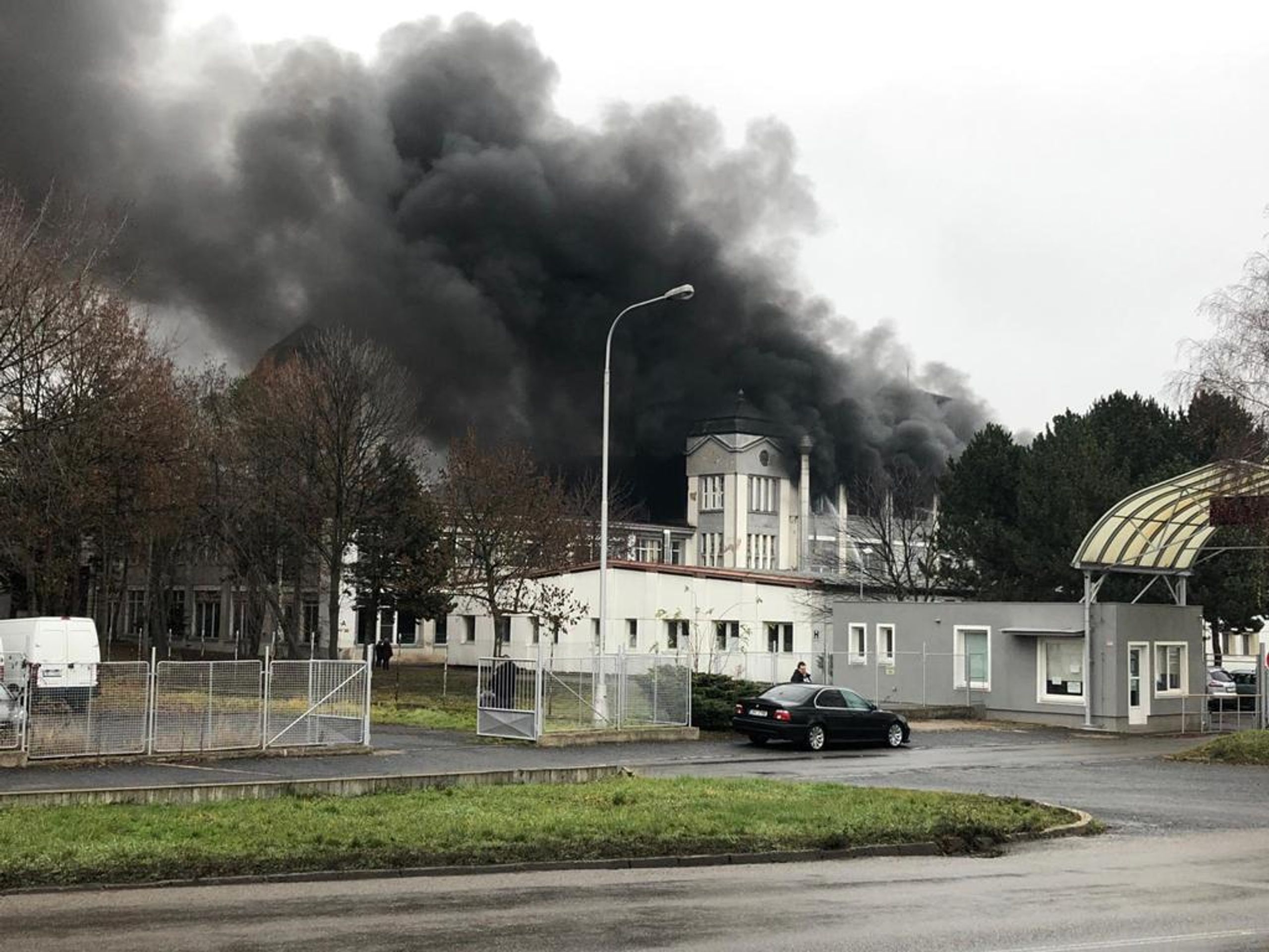 Požár v Mostě - 1 - GALERIE: Mosteckou továrnu na zdravotnické potřeby zachvátil požár (3/3)