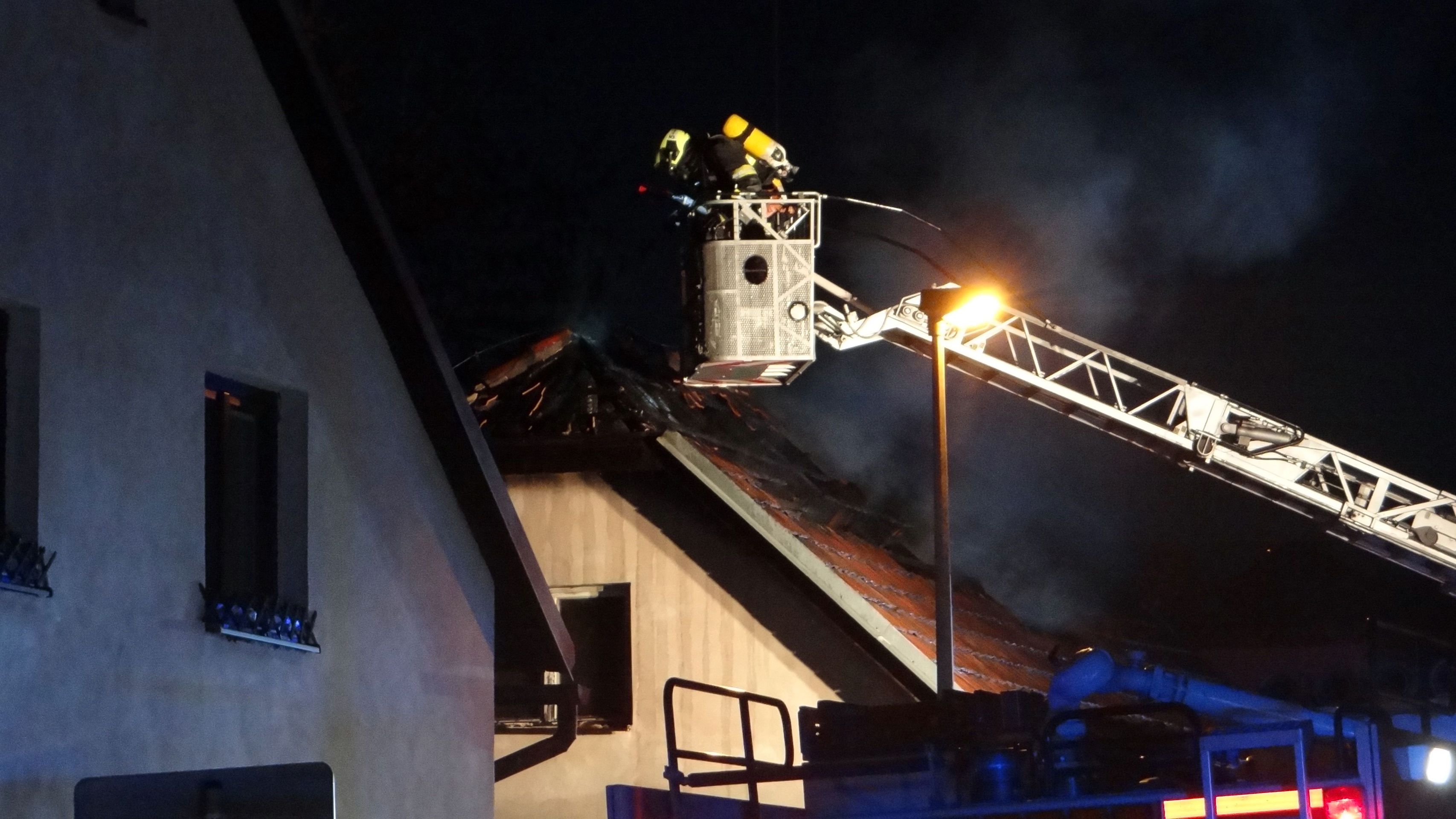 S ohněm bojovalo šest jednotek hasičů - GALERIE: Požár domu v Praze (2/5)
