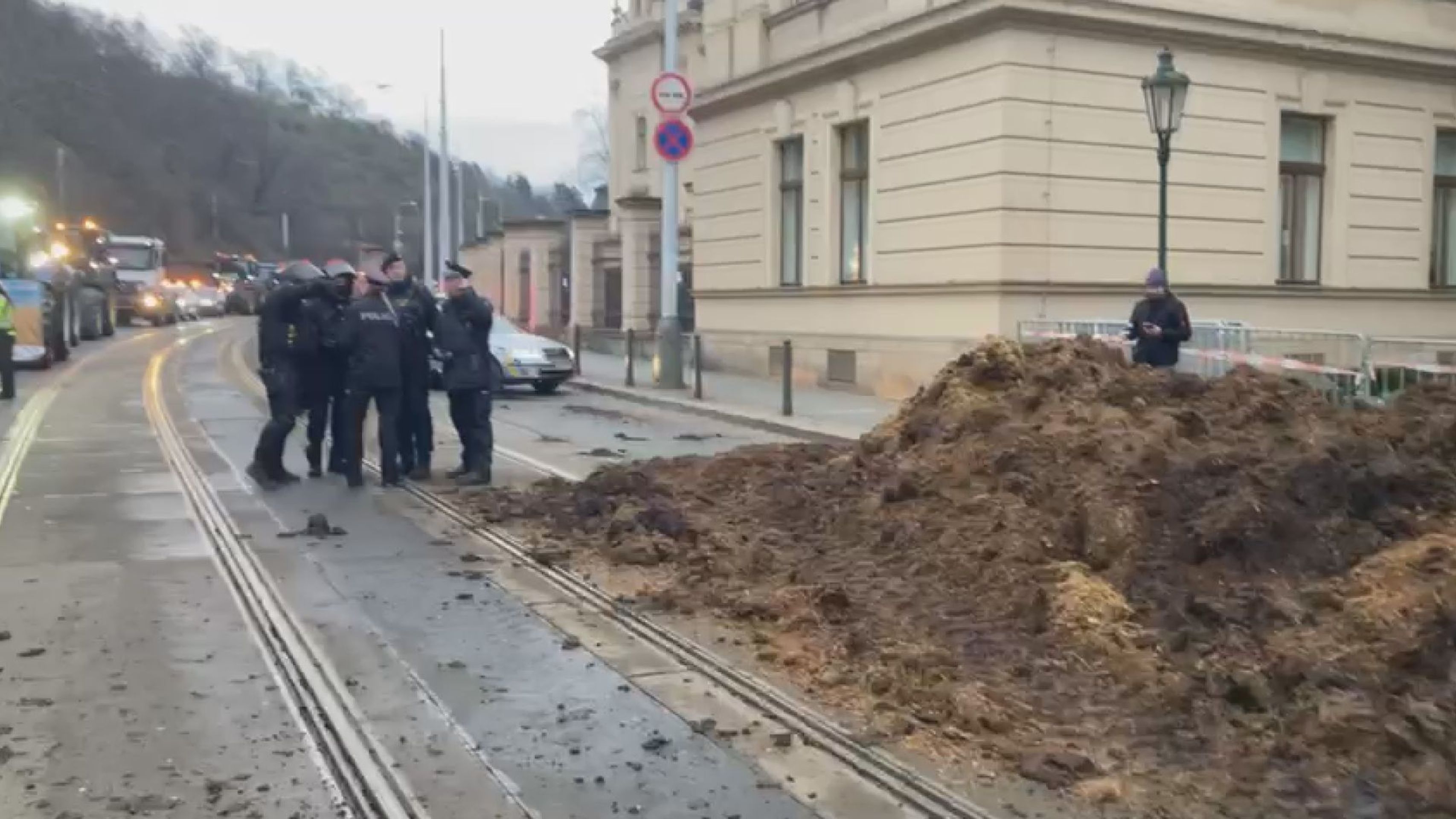 Hnůj před Úřadem vlády - Protestující zemědělci v Praze (9/21)