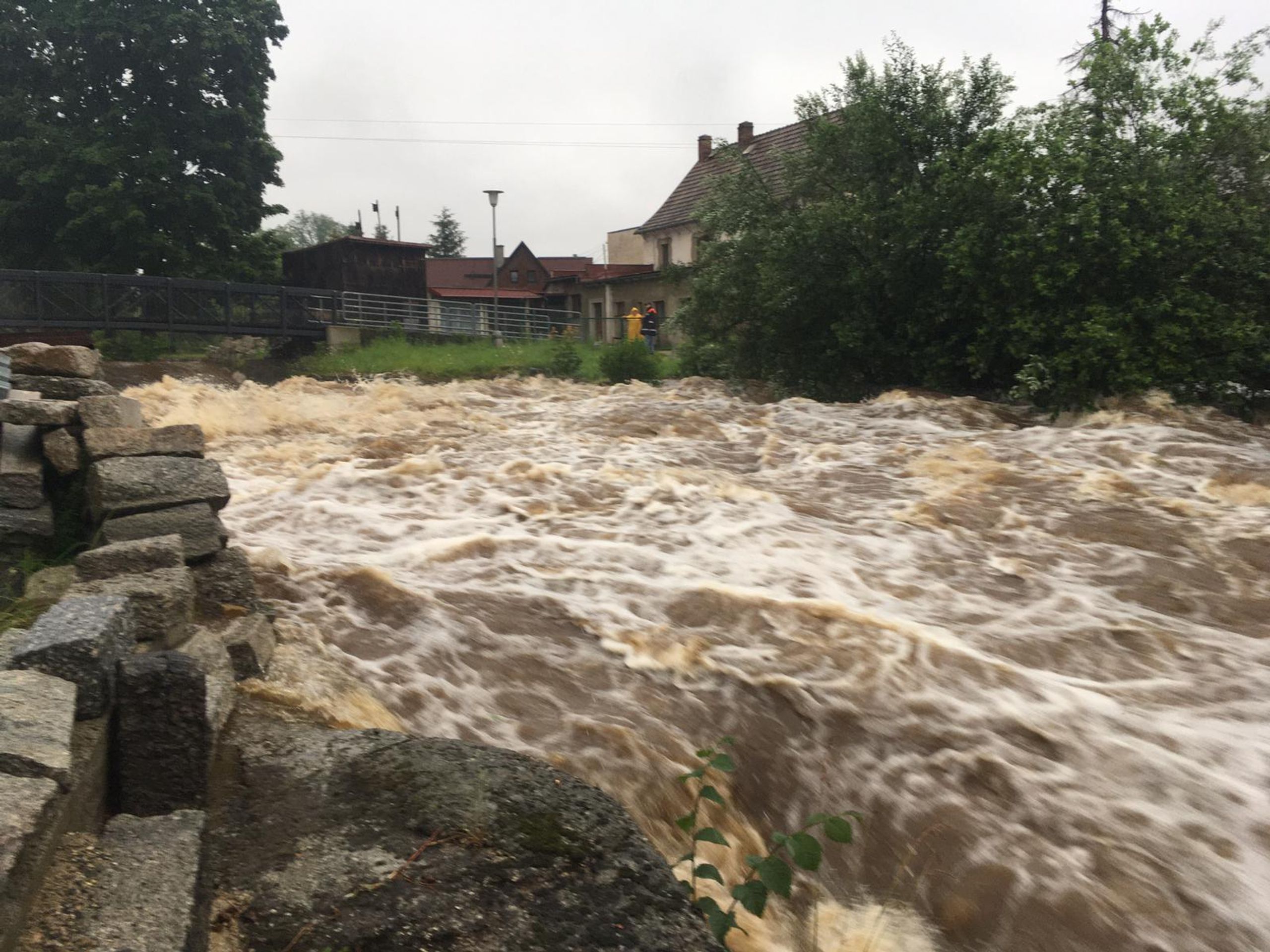 Rozvodněná řeka v Raspenavě - 1 - GALERIE: Rozvodněná řeka v Raspenavě (1/6)