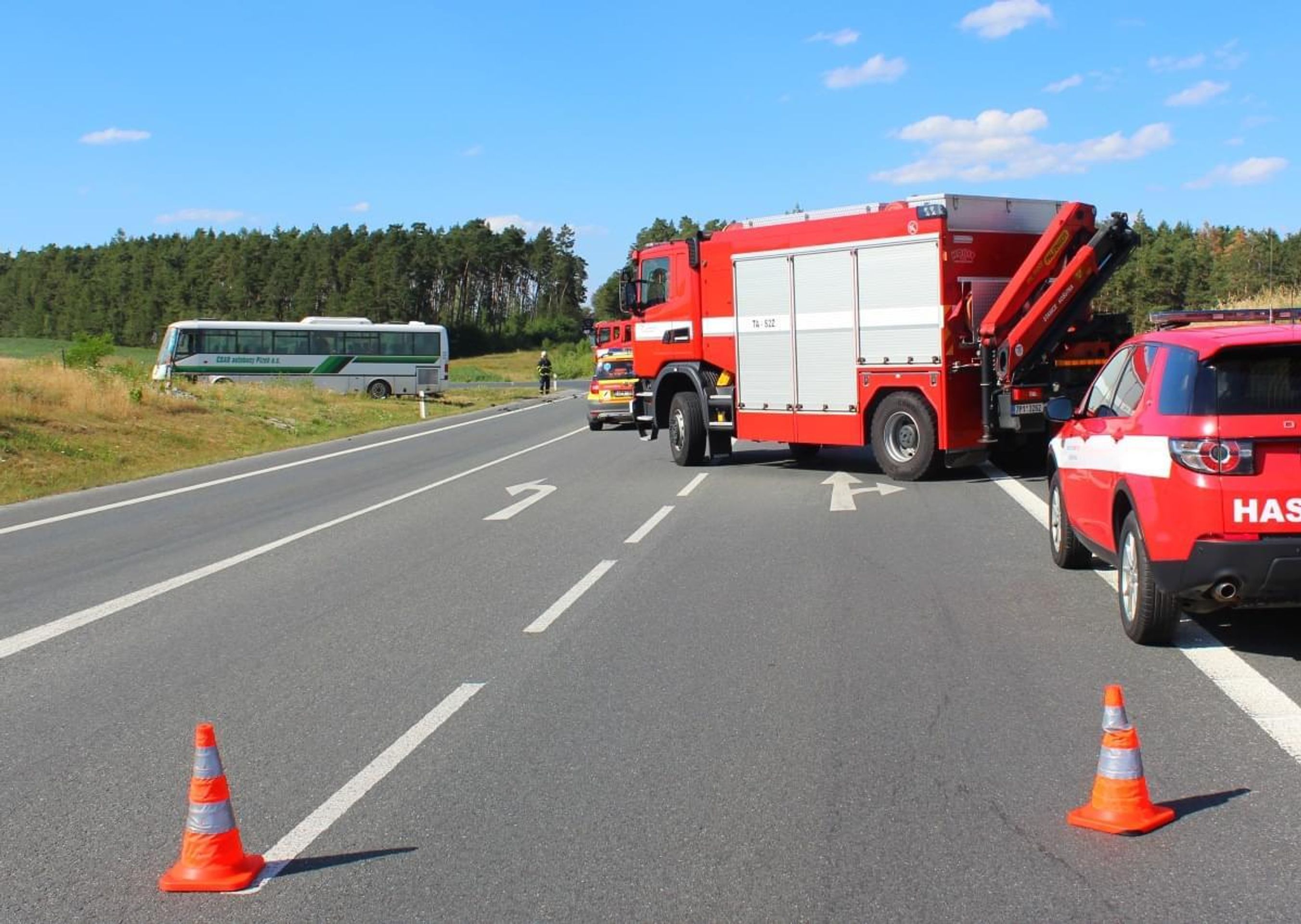 Srážka autobusu s autem na Plzeňsku - 2 - GALERIE: Nehoda autobusu s autem na Plzeňsku (3/12)