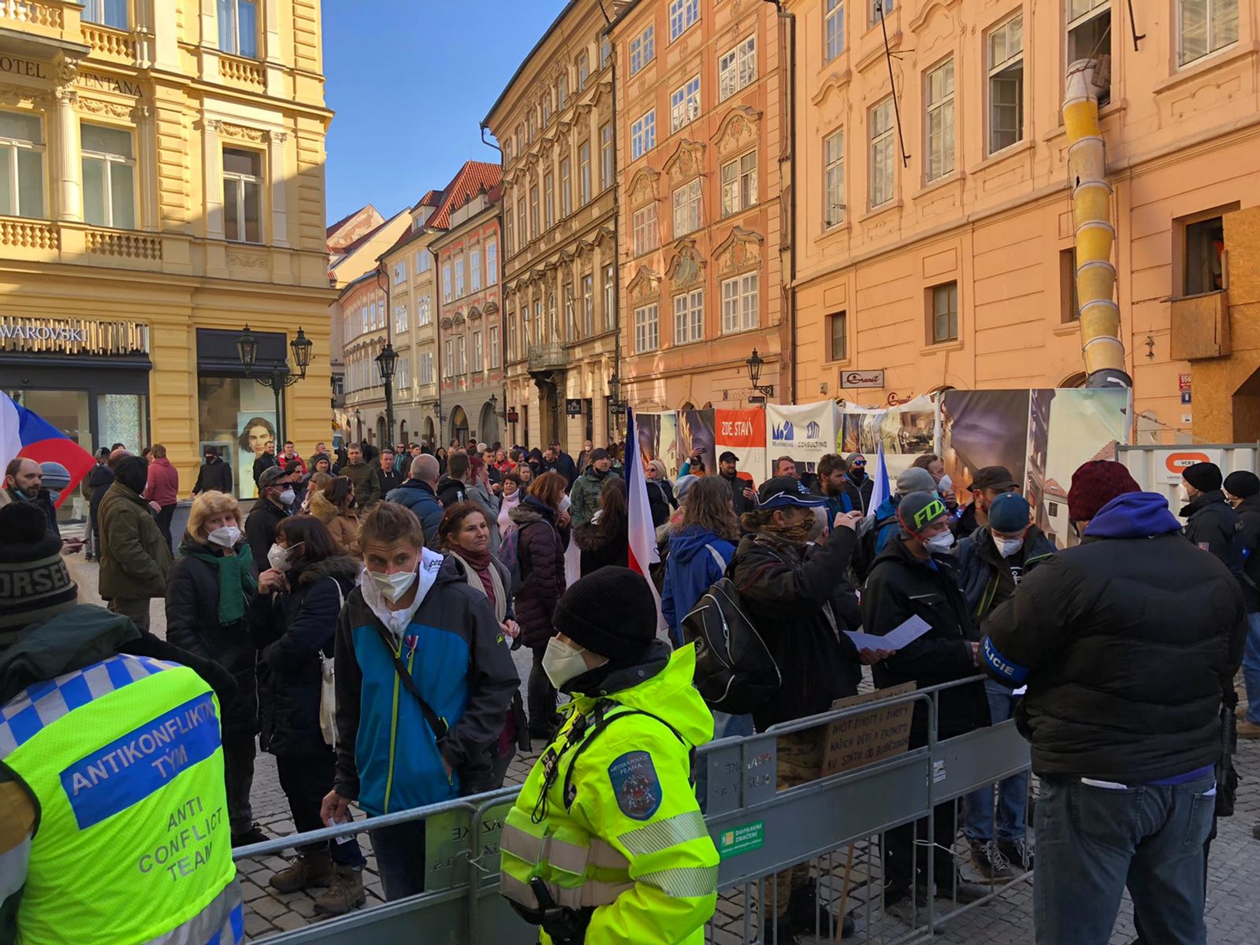 Demonstrance na Staroměstském náměstí - GALERIE: Lidé v Praze protestují proti vládě (1/13)