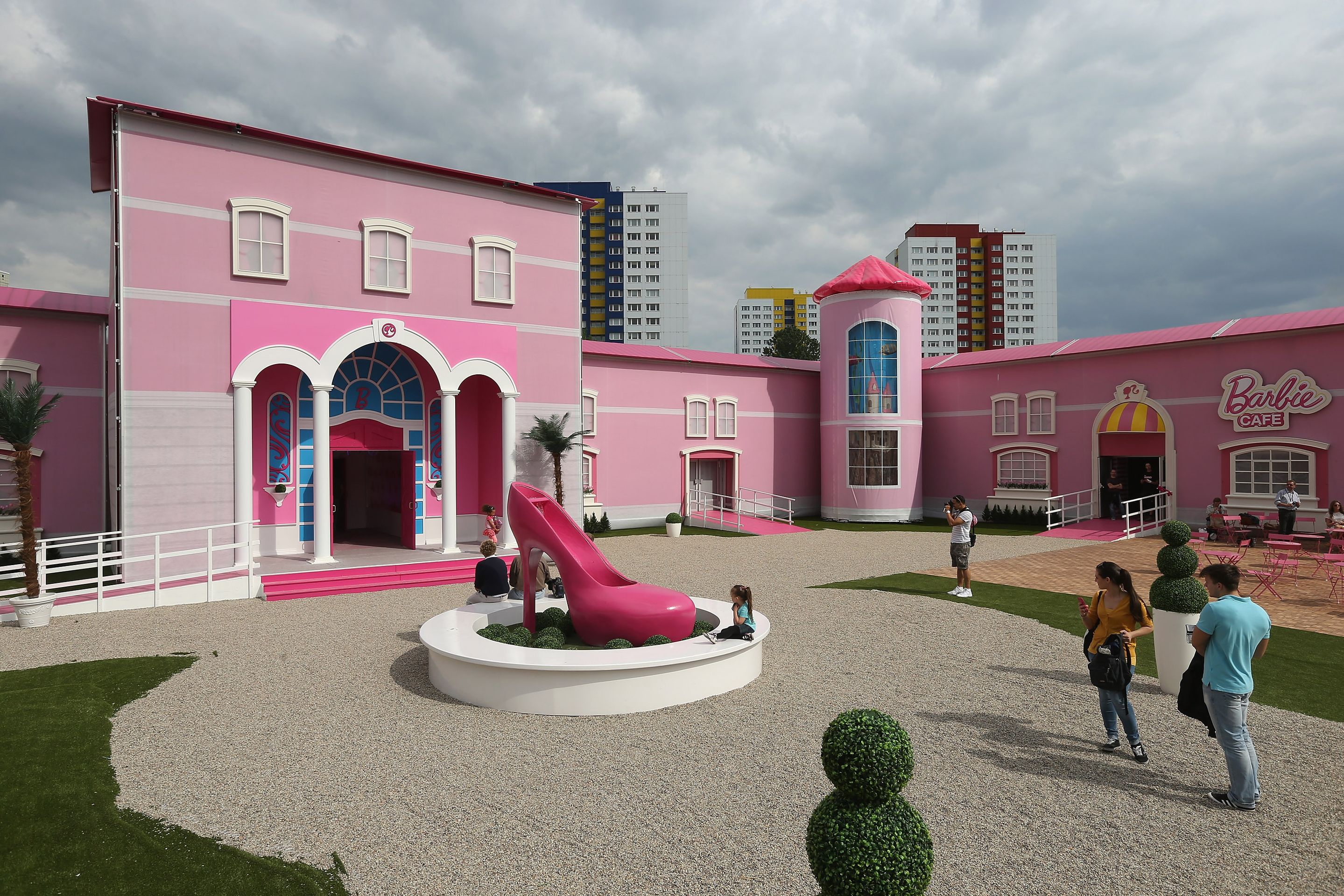 Dům Barbie v životní velikosti - GALERIE: Jak žije Barbie? Podívejte se do jejího domu v životní velikosti (2/16)