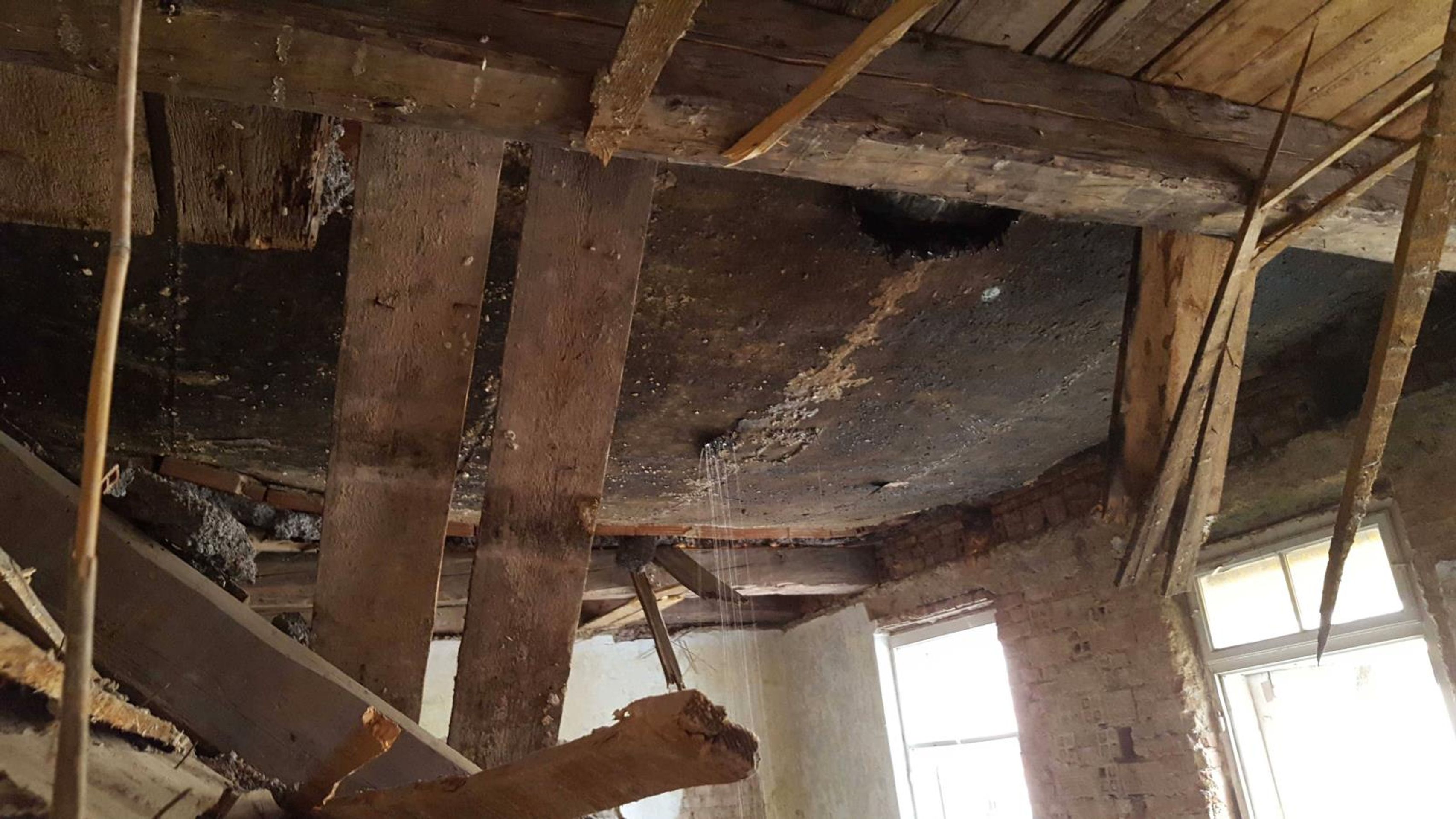 V Olomouci se pod náporem vody zřítil strop bytu 4 - GALERIE: V Olomouci se pod náporem vody zřítil strop bytu (4/7)