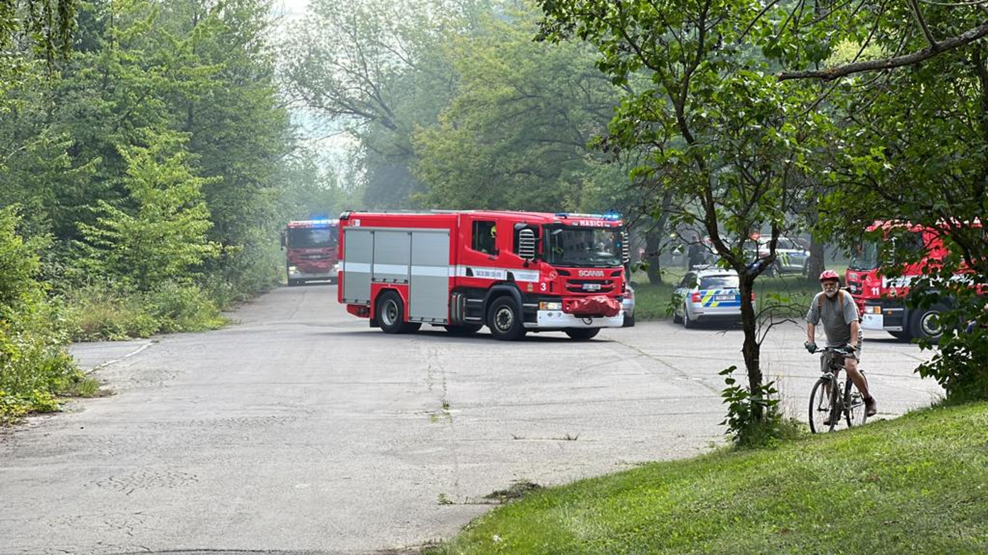 Požár autoservisu v Běchovicích (6) - Několik jednotek zasahuje u požáru autoservisu v Běchovicích (11/17)