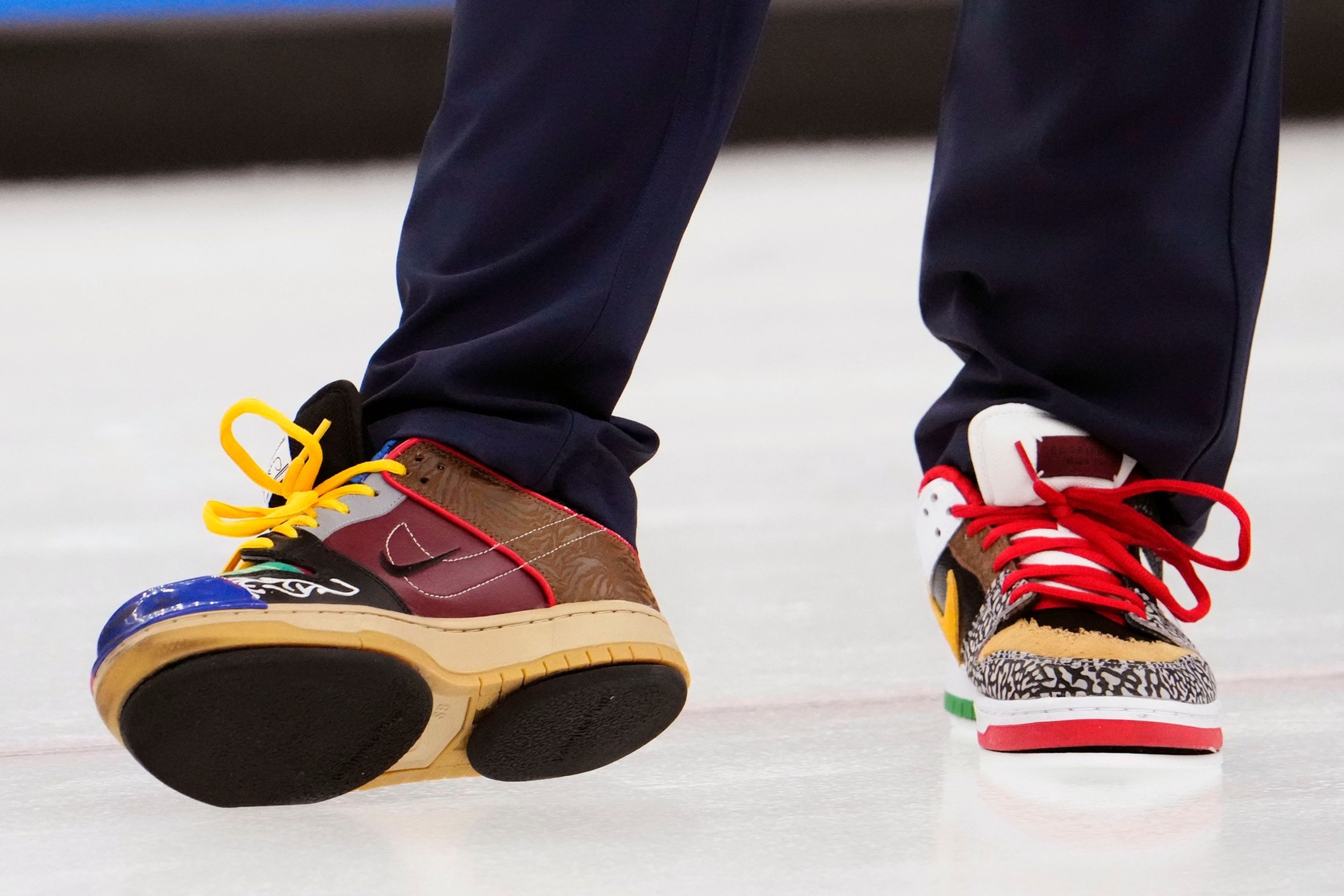 Matt Hamilton si na curling upravil oblíbené tenisky - Curlera Matta Hamiltona na dráze nepřehlédnete (2/6)