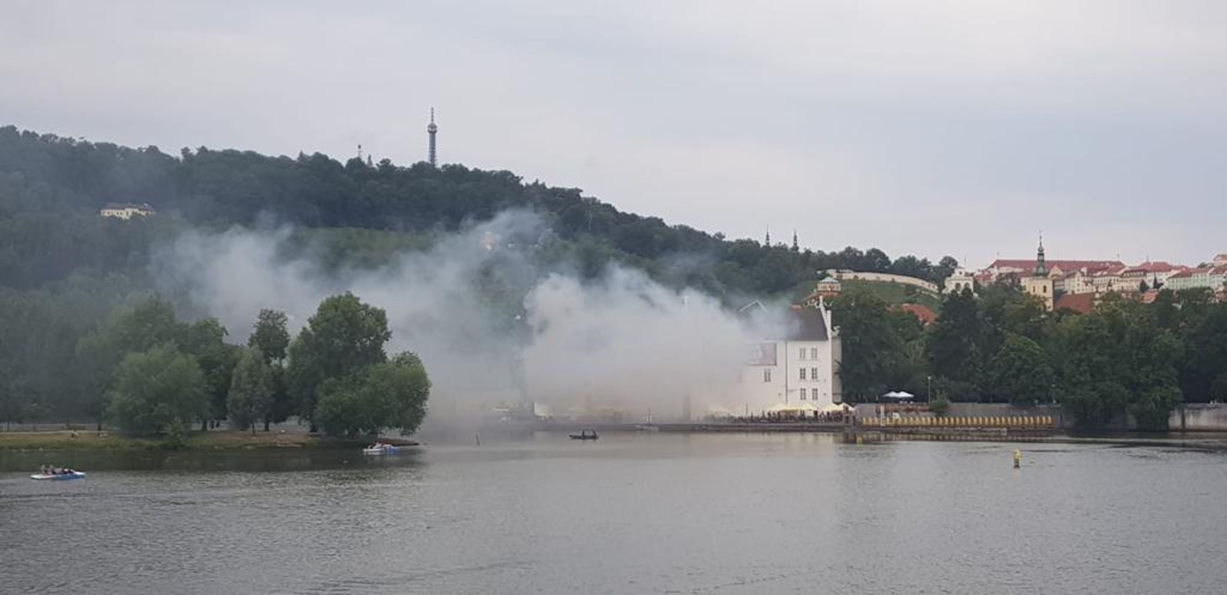 Požár v ulici U Sovových mlýnů - 2 - GALERIE: Požár v areálu muzea na Kampě (7/8)