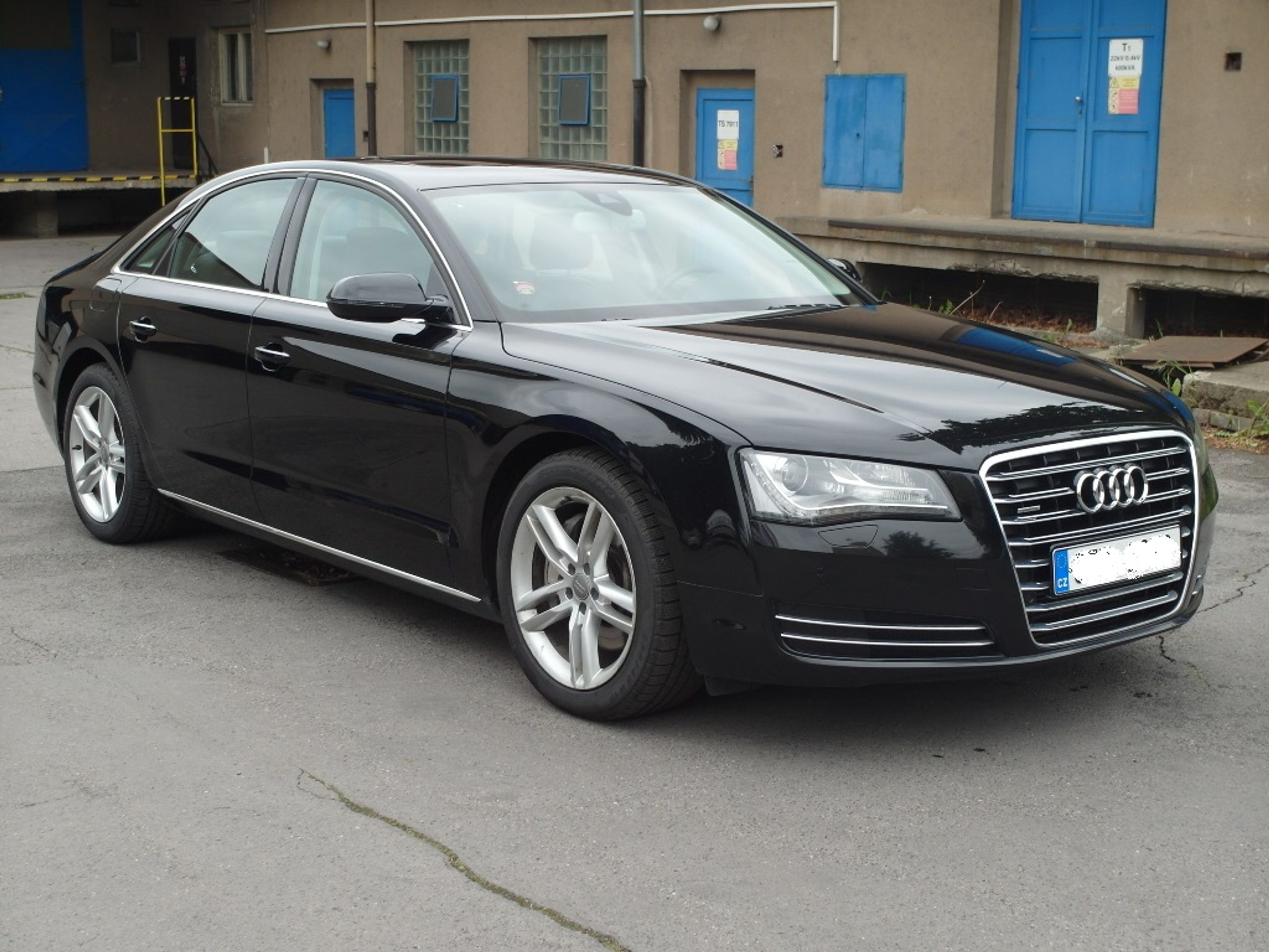 Audi A8 - GALERIE: Mafiánská Audi A8 na prodej (1/5)