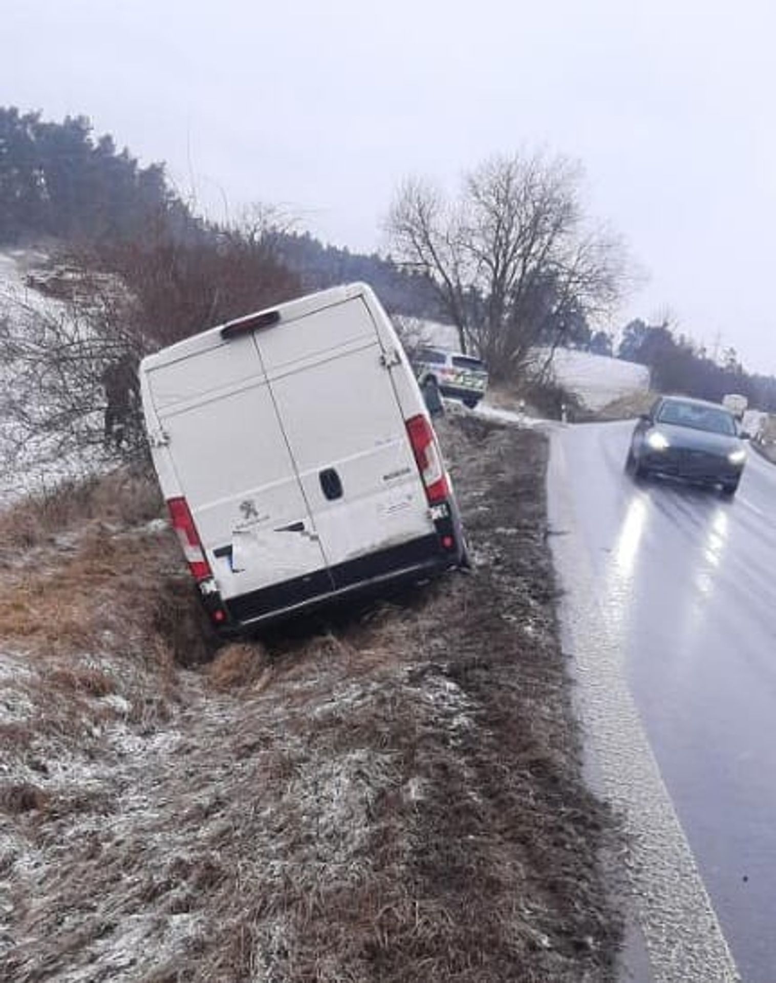 Dopravní nehoda u obce Pocoucov na Třebíčsku - Ledovka komplikuje dopravu (5/16)