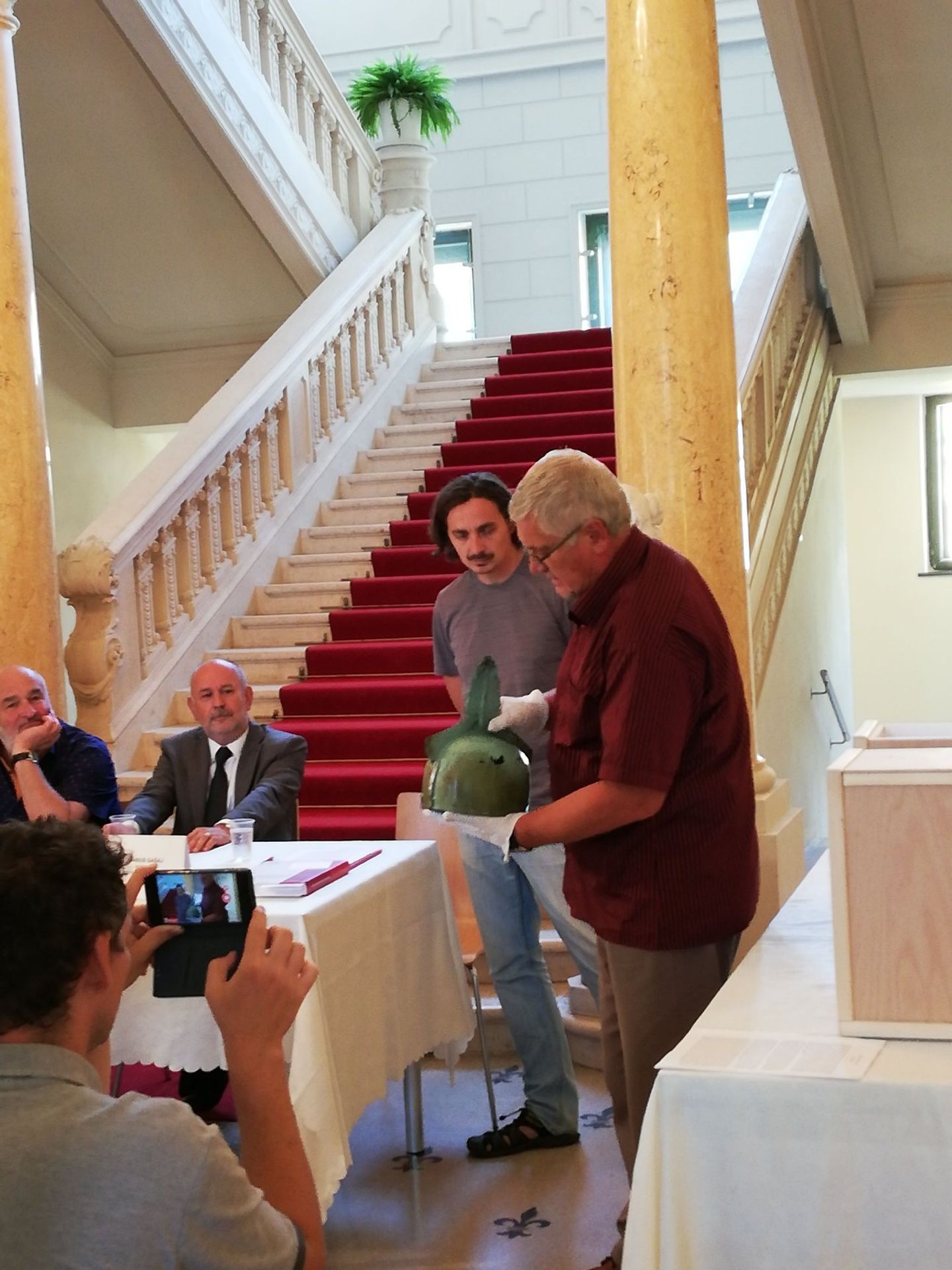 Houbař nalezl na Slovensku poklad - 3 - GALERIE: Houbař našel v lese poklad (4/6)