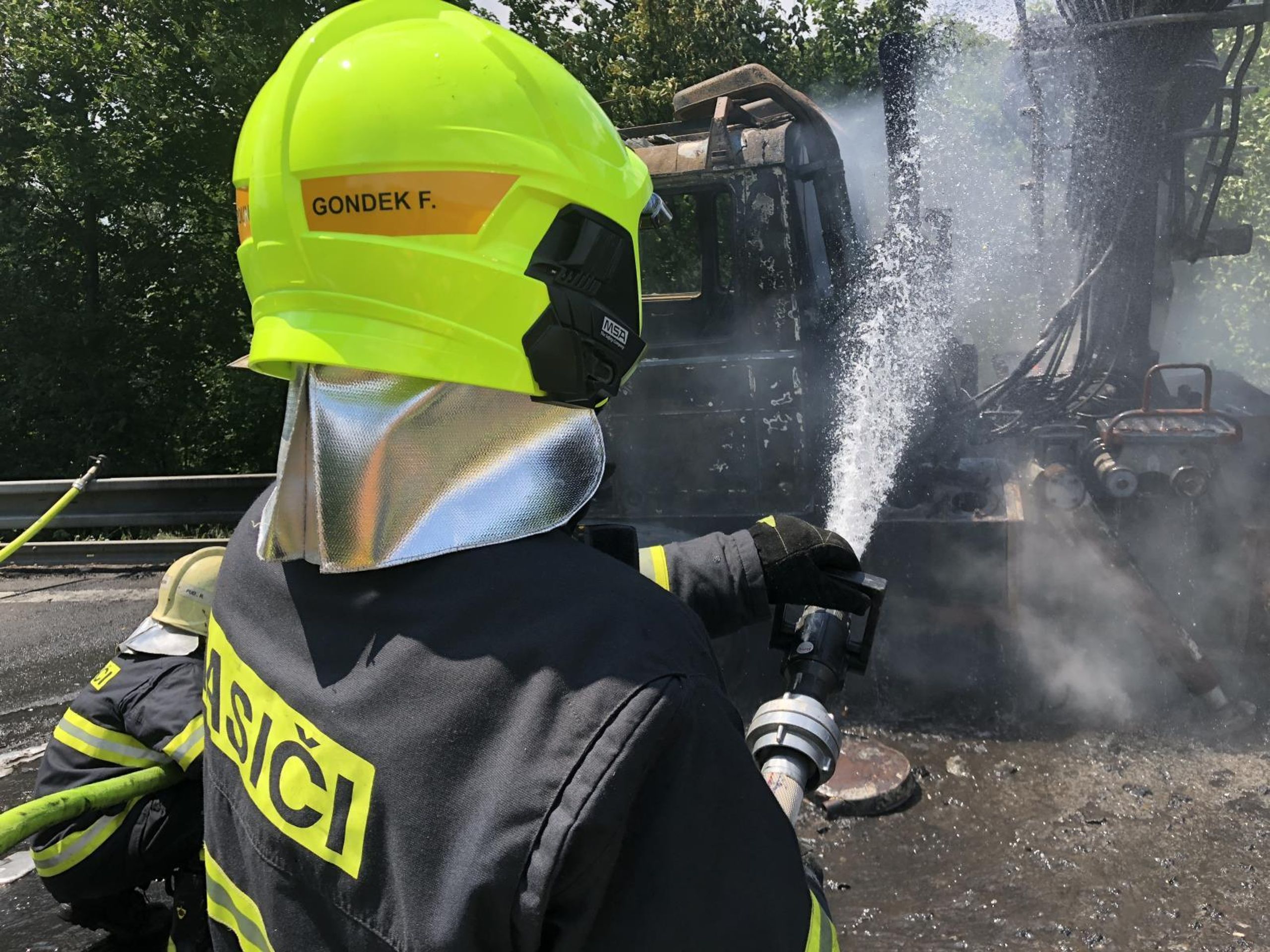 Nákladní vůz po srážce s motorkou shořel - 3 - GALERIE: Po srážce s motorkou shořel náklaďák (2/3)