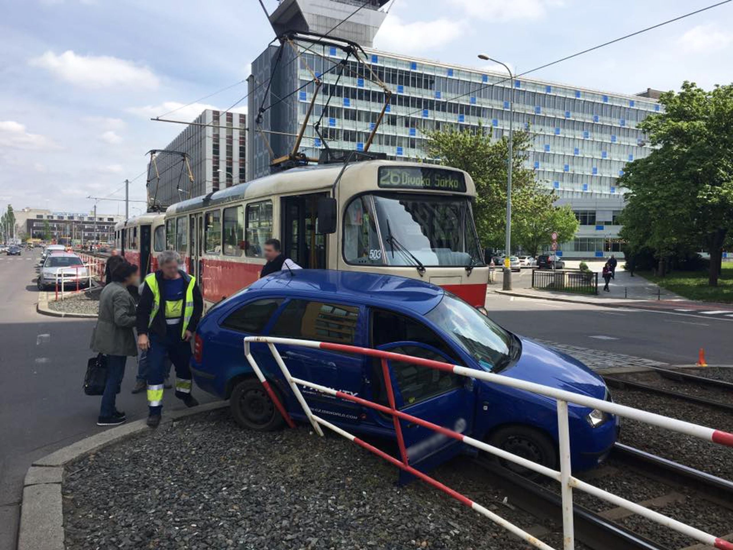 Nehoda automobilu s tramvají v Praze - 3 - GALERIE: Nehoda automobilu s tramvají v Praze (3/6)