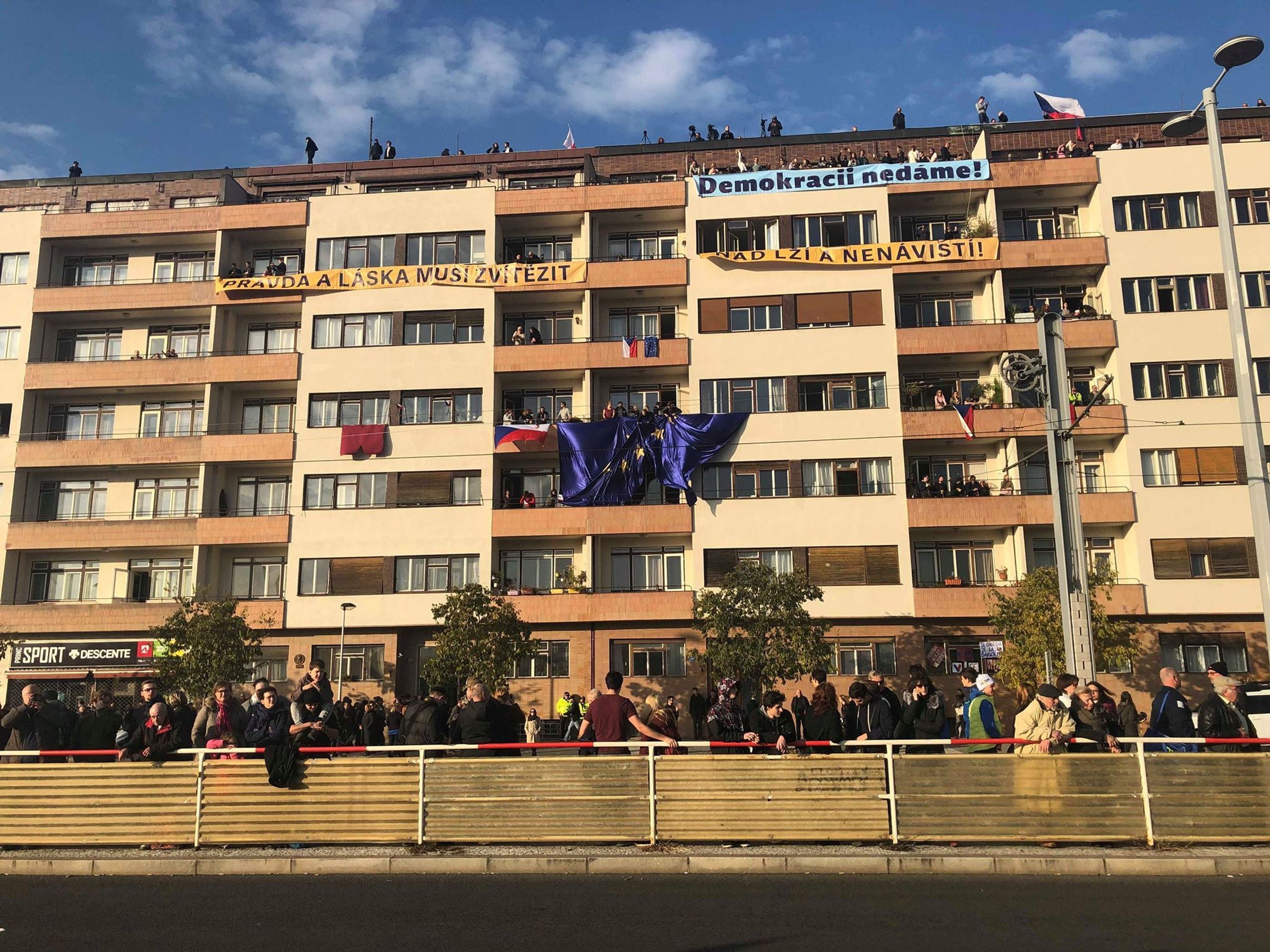 Na Letné protestuje přes 200 tisíc lidí - 12 - GALERIE: Demonstrace na Letné - 16. listopadu (3/14)