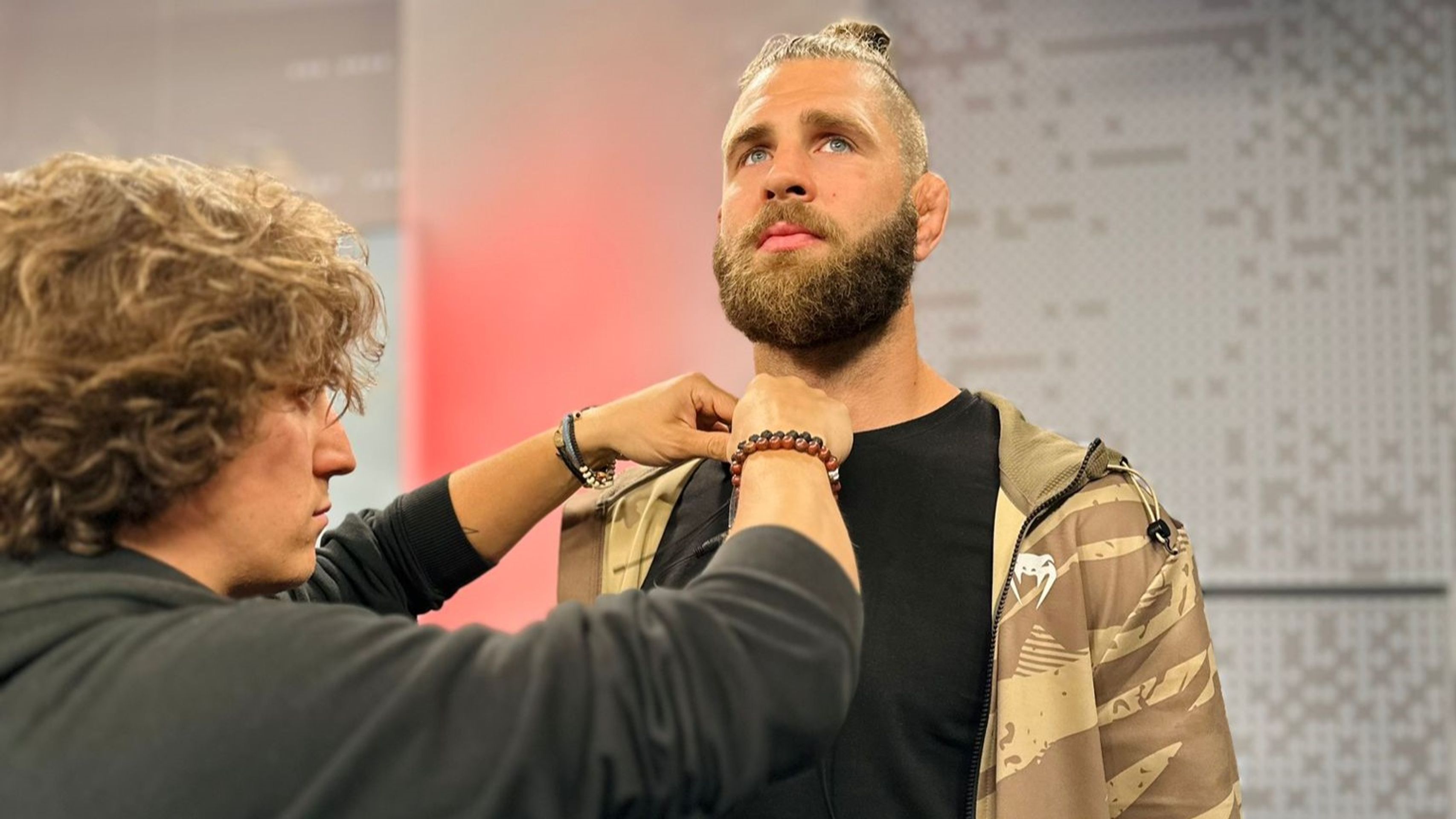 Poslední přípravy na vysílání s MMA zápasníkem Jiřím Procházkou - Jiří Procházka ve studiu TN Live (4/5)