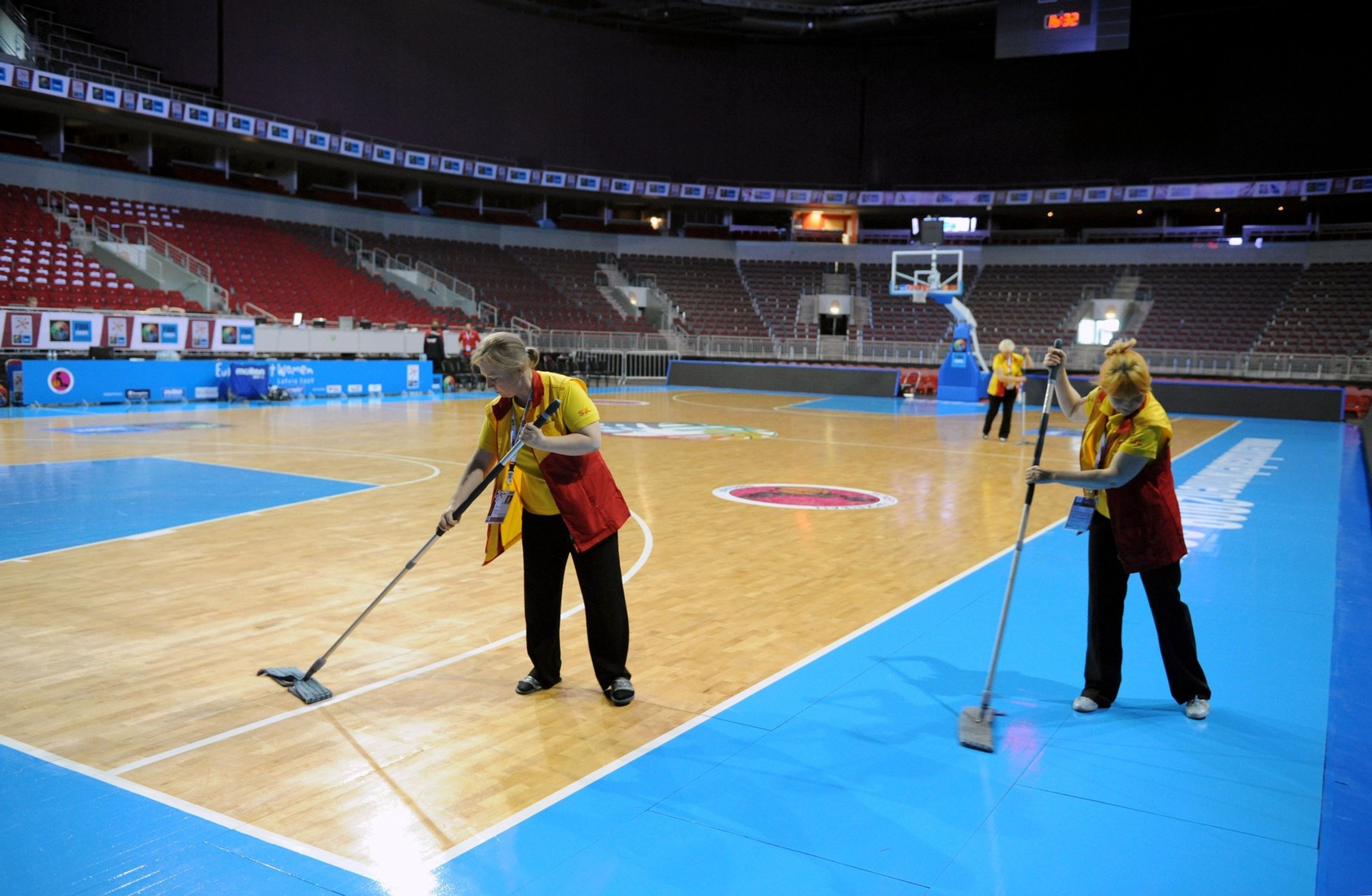 Aréna Riga je multifunkční hala. V jeden den tu najdete hokejovou plochu, v druhý basketbalovou palubovku. - Jak vypadají stadiony, kde se bude hrát MS v hokeji 2021? (1/7)