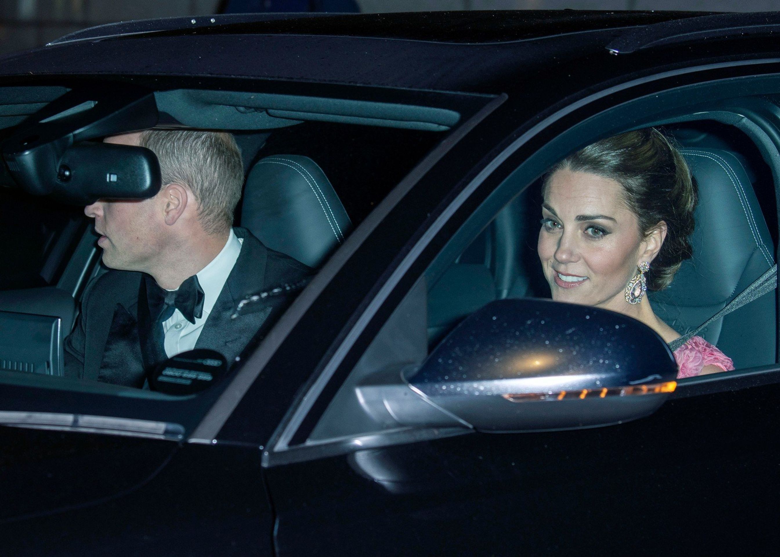 William a Kate přijeli pogratulovat princi Charlesovi - GALERIE: Rodina a blízcí přijeli pogratulovat princi Charlesovi (2/10)