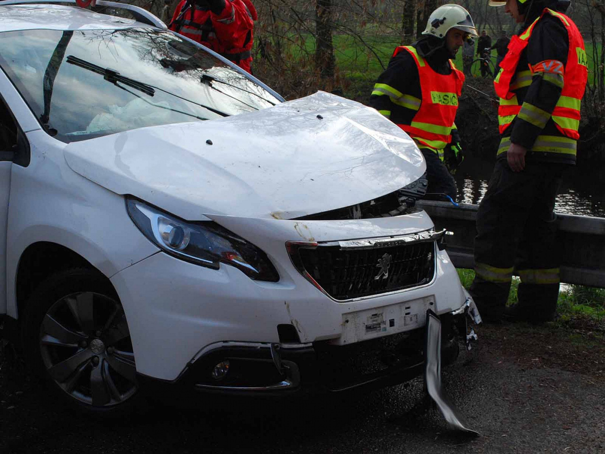 Tragická nehoda na Brněnsku - GALERIE: Auto skončilo v řece, páru už nebylo pomoci (2/4)