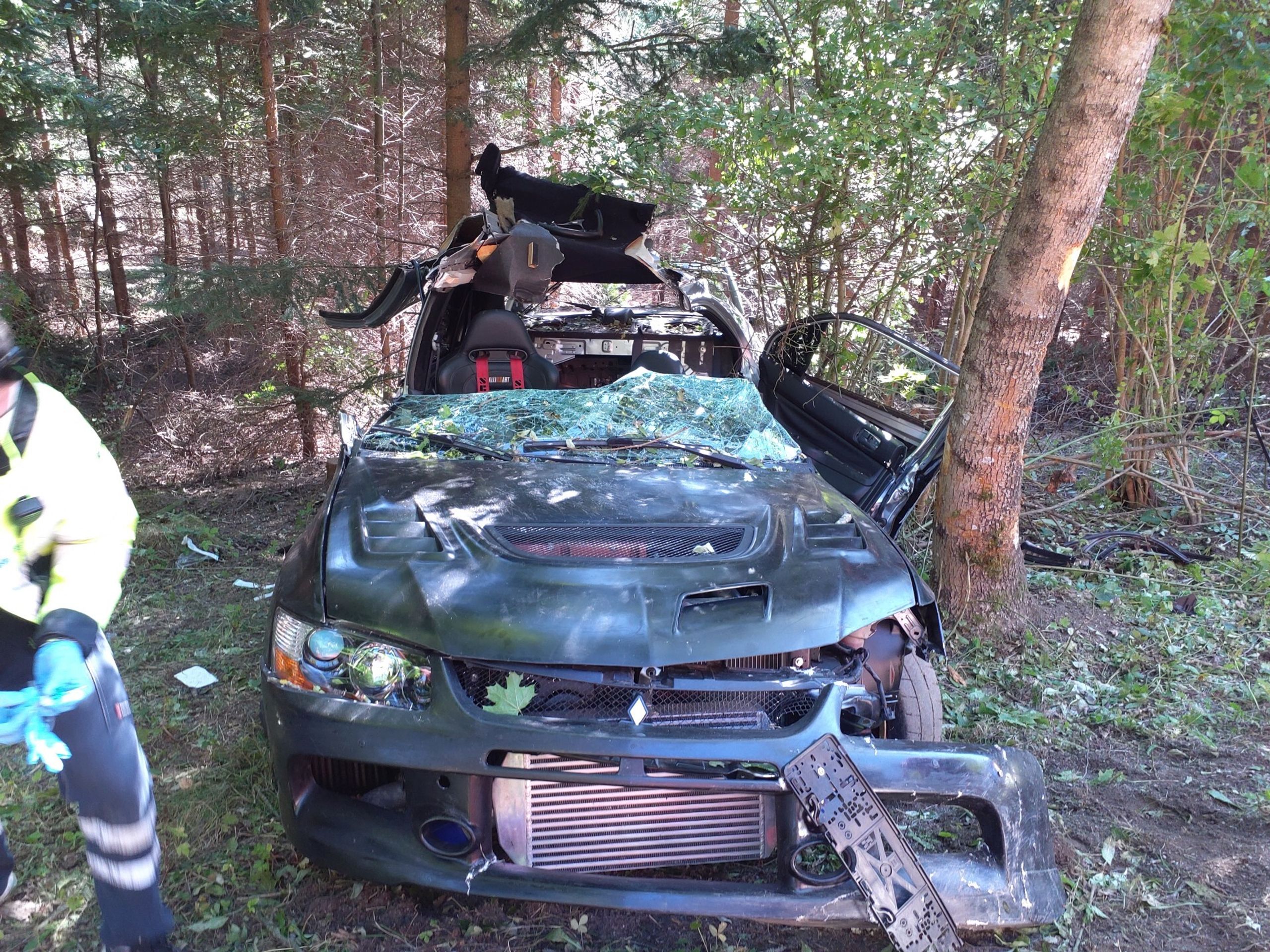 Zdemolované auto - Nehoda při závodech u obce Strážná (3/3)