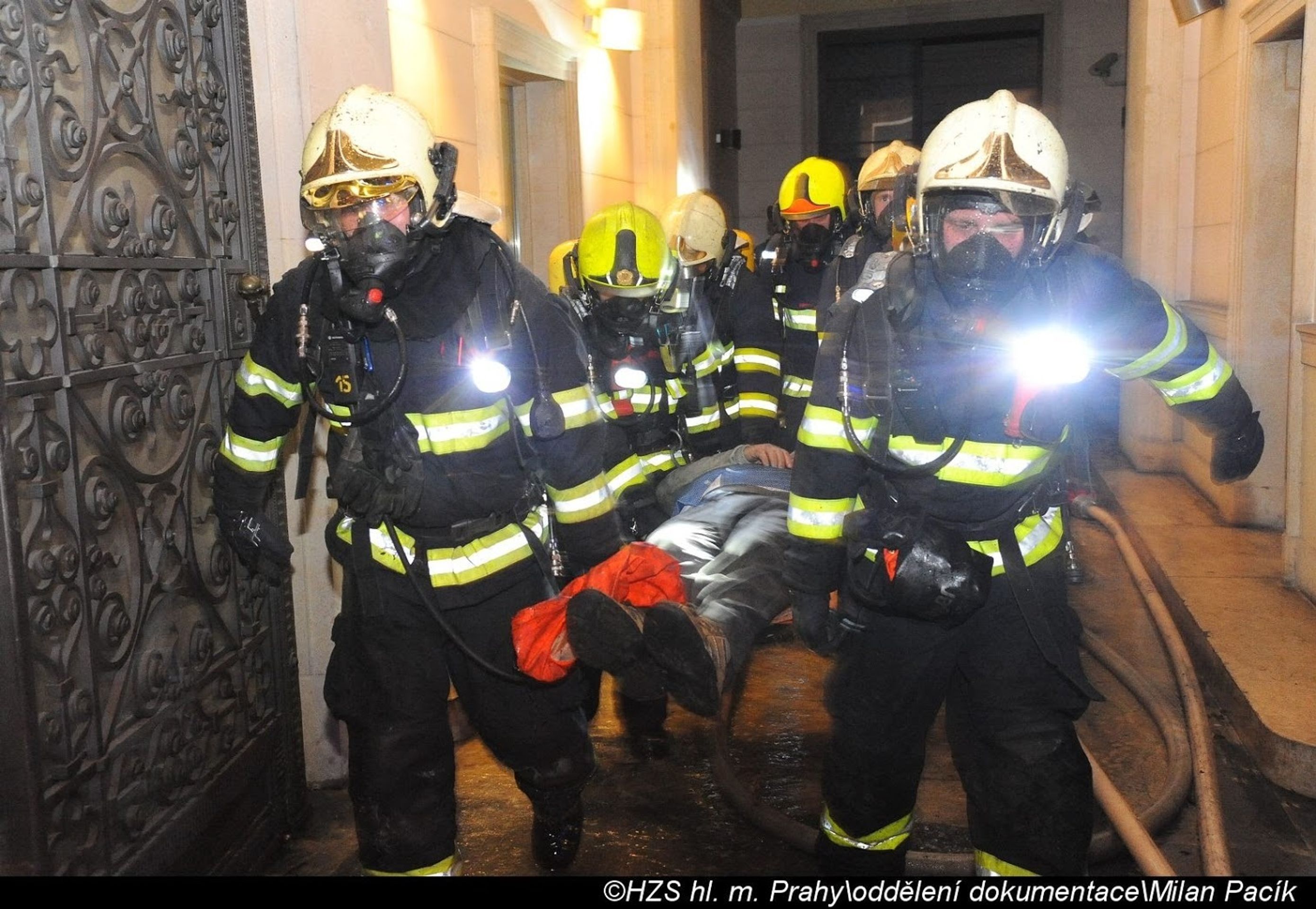 Při požáru hotelu v Praze zemřeli dva lidé - 16 - GALERIE: Požár hotelu v centru Prahy (18/33)