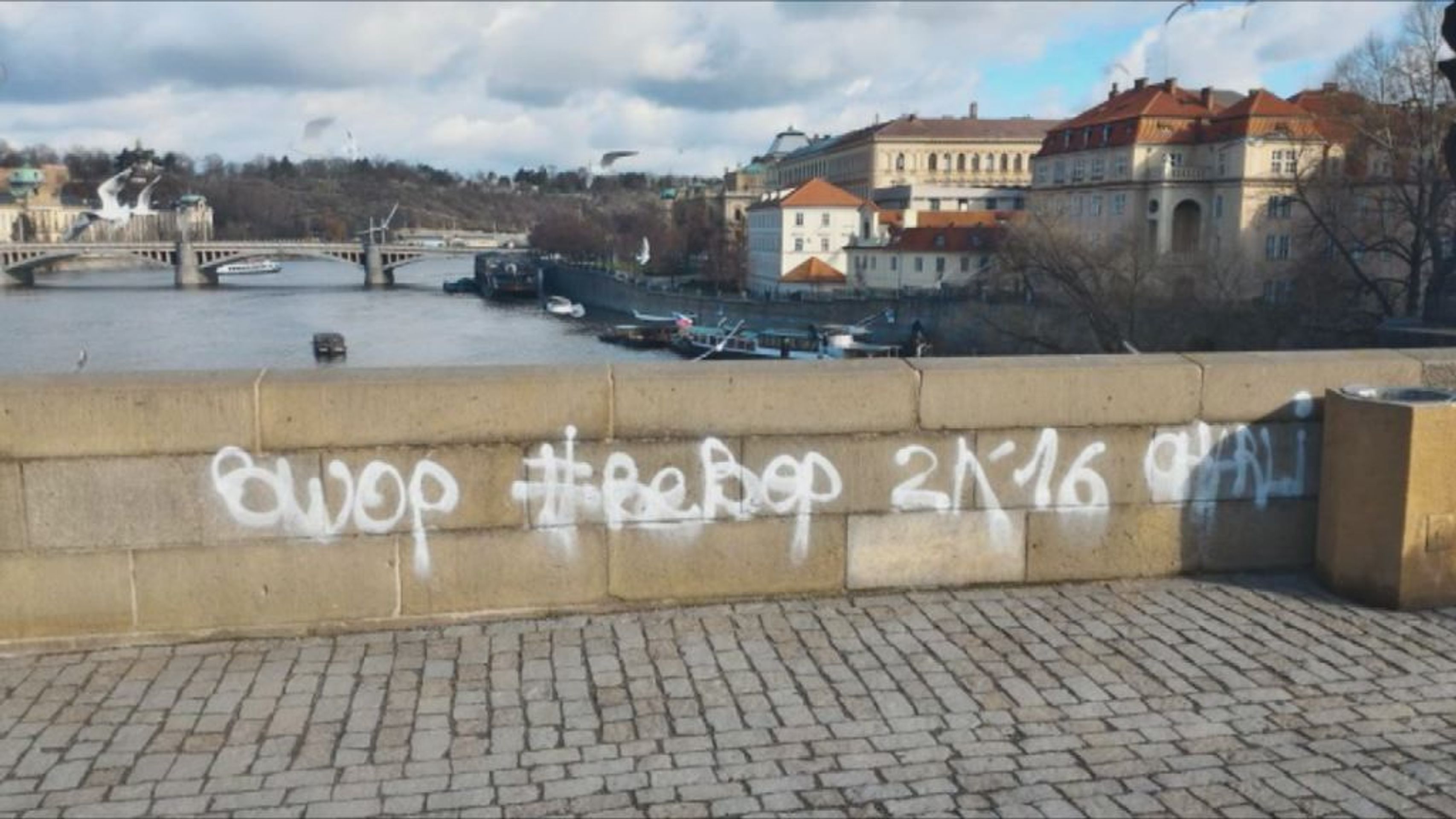 Posprejovaný Karlův most - 7 - GALERIE: Vandalové na Karlově mostě (7/7)