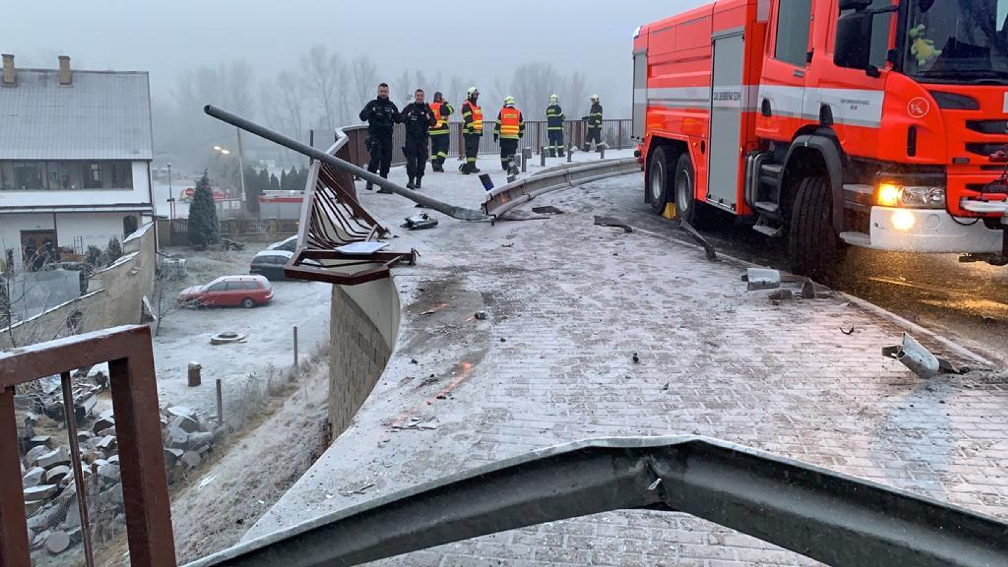Vážná nehoda autobusu v Mělníku - 7 - GALERIE: V Mělníku se zřítil autobus z mostu (7/9)