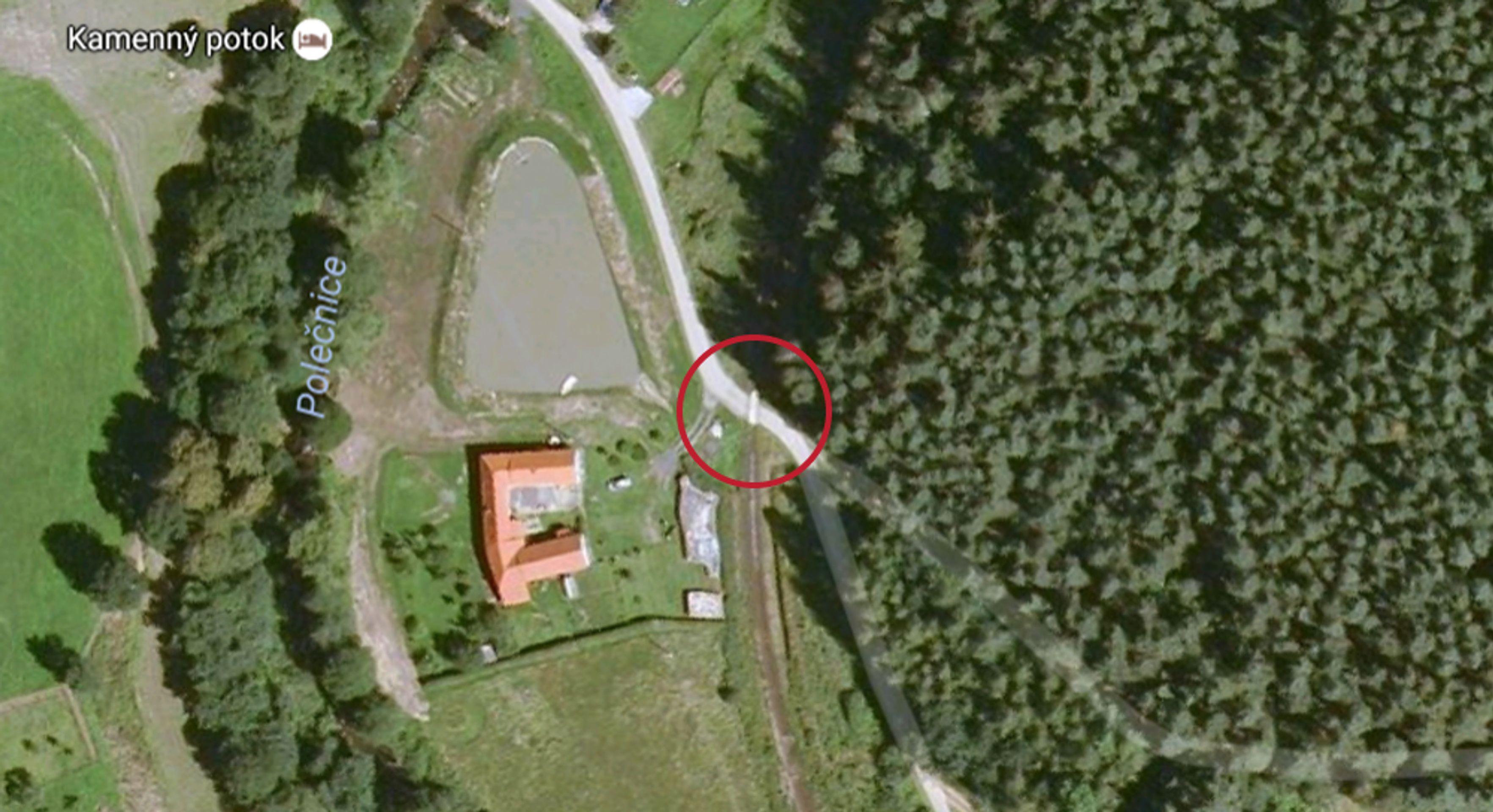 Nebezpečné přejezdy: P 1610, České Budějovice - Černý Kříž, Jihočeský kraj - přejezd bez světel, ŘEŠENÍ: se závorami. DŮVOD: Nepřehledné křížení s MK v obci Hořice, Novosedly - GALERIE: Nebezpečné přejezdy - Jihočeský kraj (11/18)
