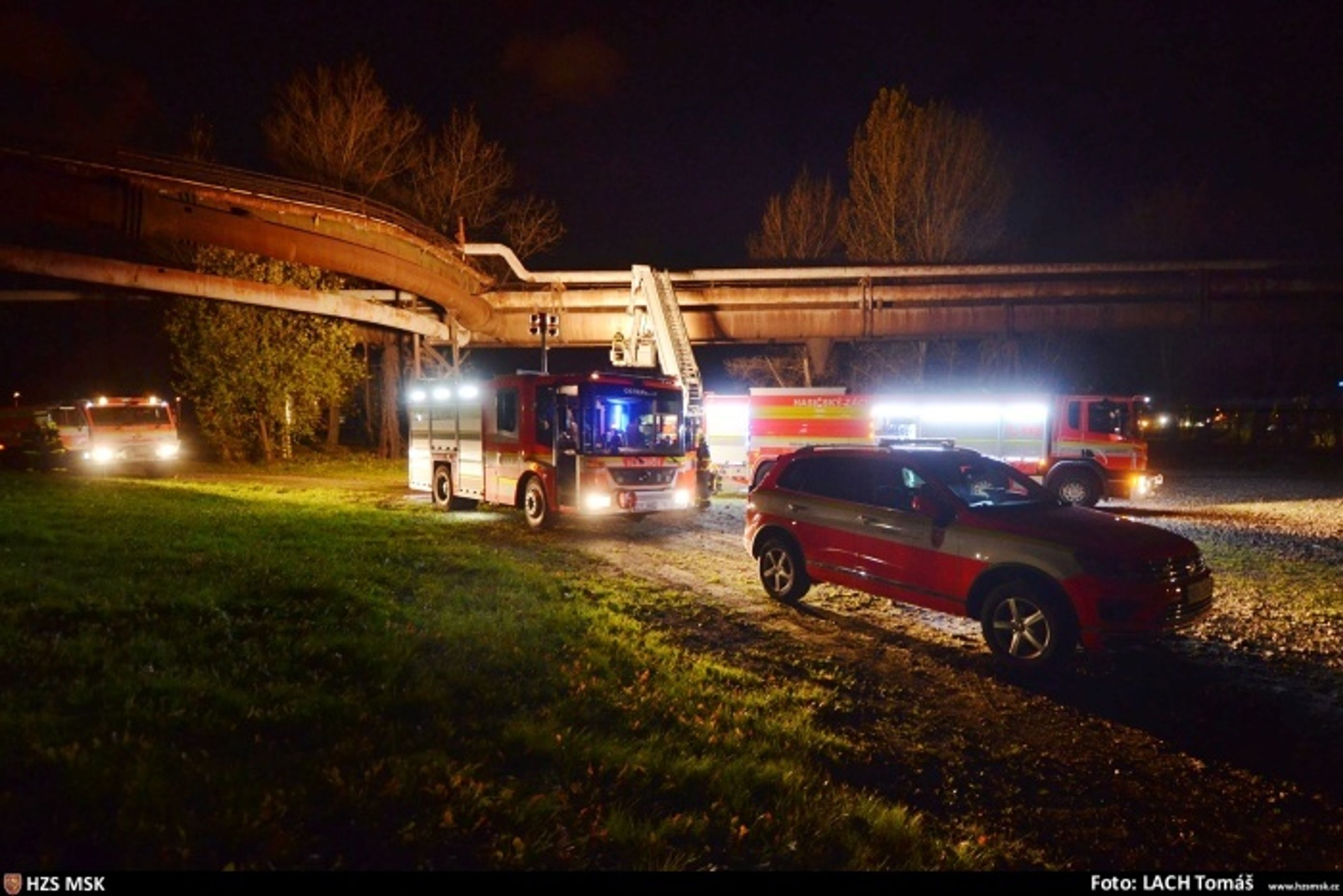 V Ostravě vzplanulo potrubí, hasiči bojovali celou noc - 6 - GALERIE: V Ostravě vzplanulo potrubí, hasiči bojovali celou noc (5/8)