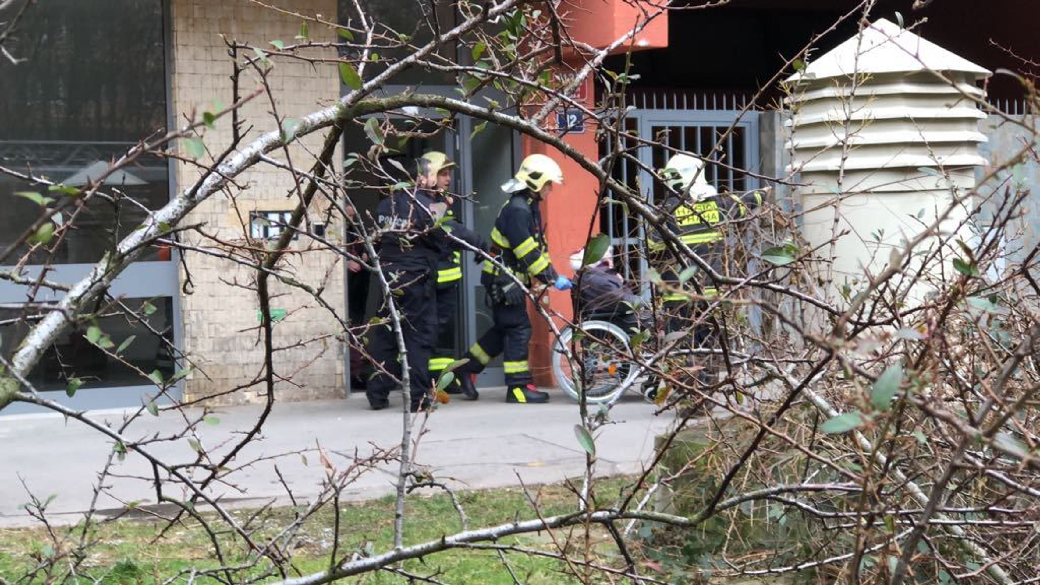 Evakuace a zásah policistů ve Famfulíkově ulici v Praze - 6 - GALERIE: Evakuace a zásah policistů ve Famfulíkově ulici (6/14)