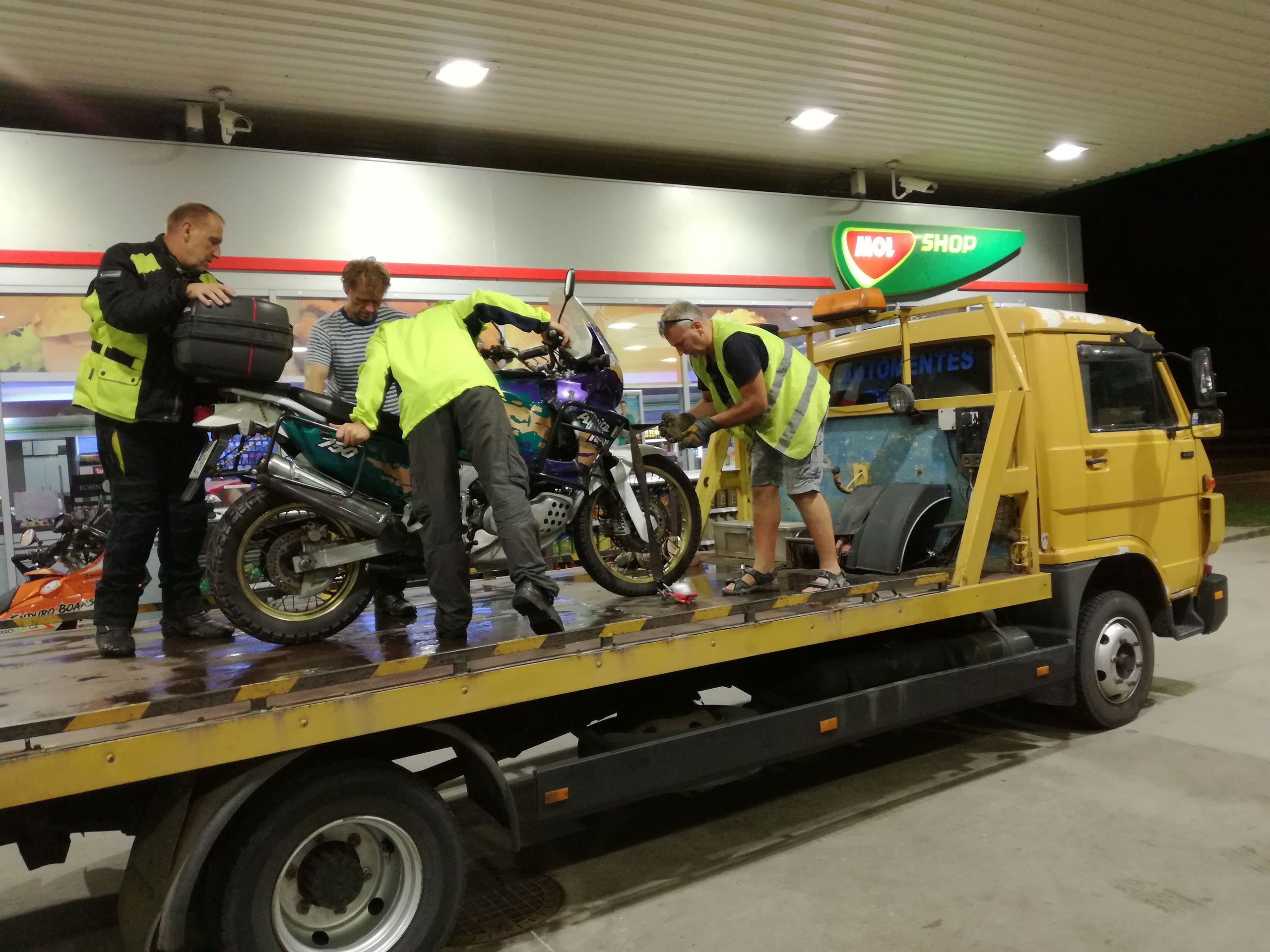 Milan to nakonec musel za Budapeští zabalit - GALERIE: Na motorce do Řecka (2/10)
