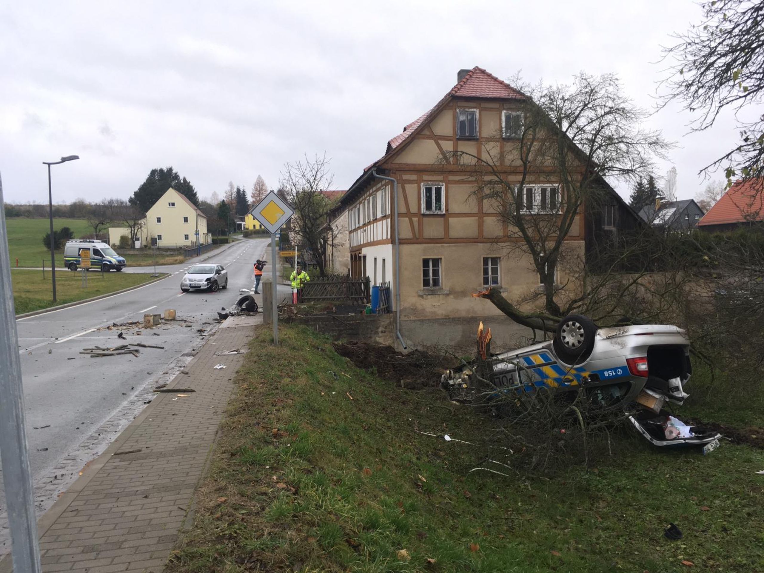 Nehoda českých policistů po honičce v Německu - 12 - GALERIE: Češti policisté přerazili strom v Německu (9/10)