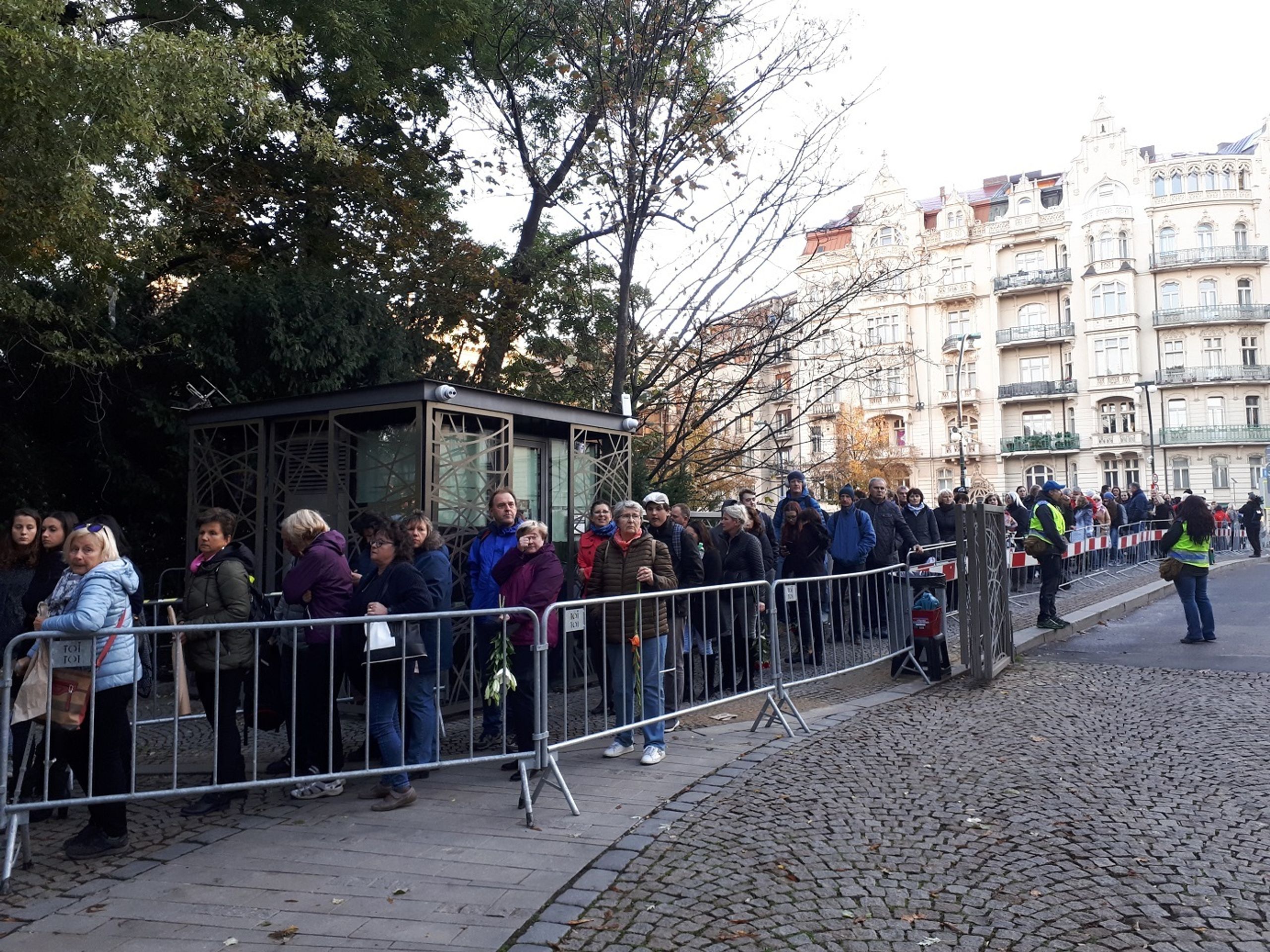 Fronty fanoušků loučících se s Karlem Gottem - 4 - GALERIE: Loučení s Karlem Gottem na Slovanském ostrově (4/39)