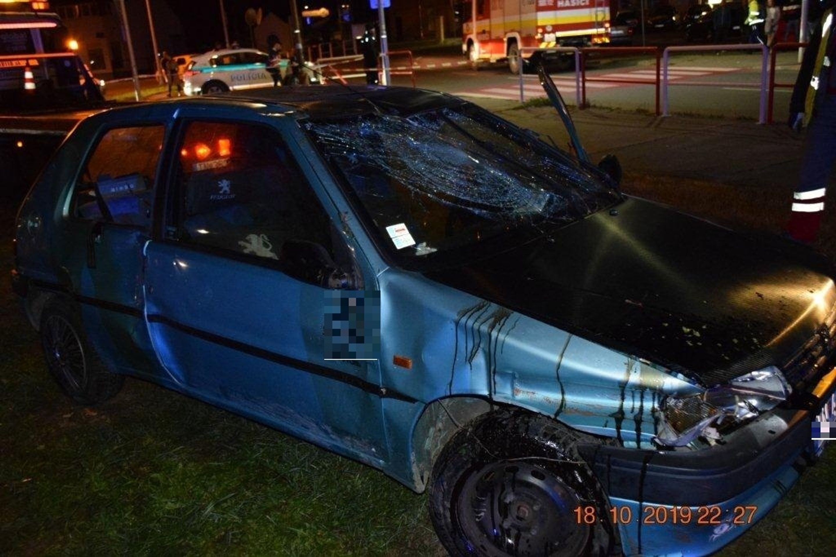 Mladík ujížděl před policisty a srazil tři lidi - 6 - GALERIE: Vážná nehoda v Bánovcích nad Bebravou (6/7)