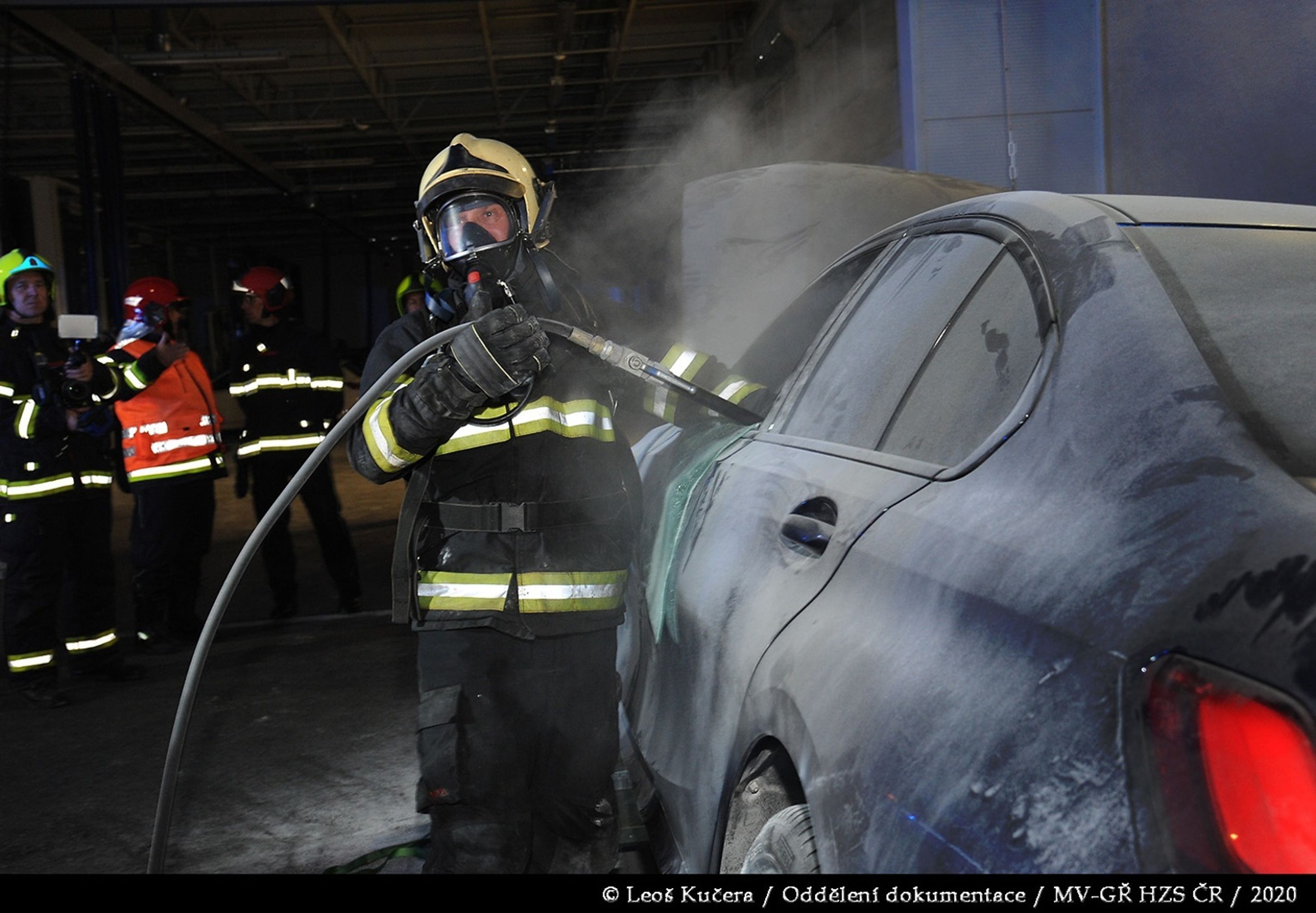 Požár luxusního hybridu v Čestlicích - 18 - Fotogalerie: Hybridní BMW je po požáru v servisu kompletně zničené (5/13)