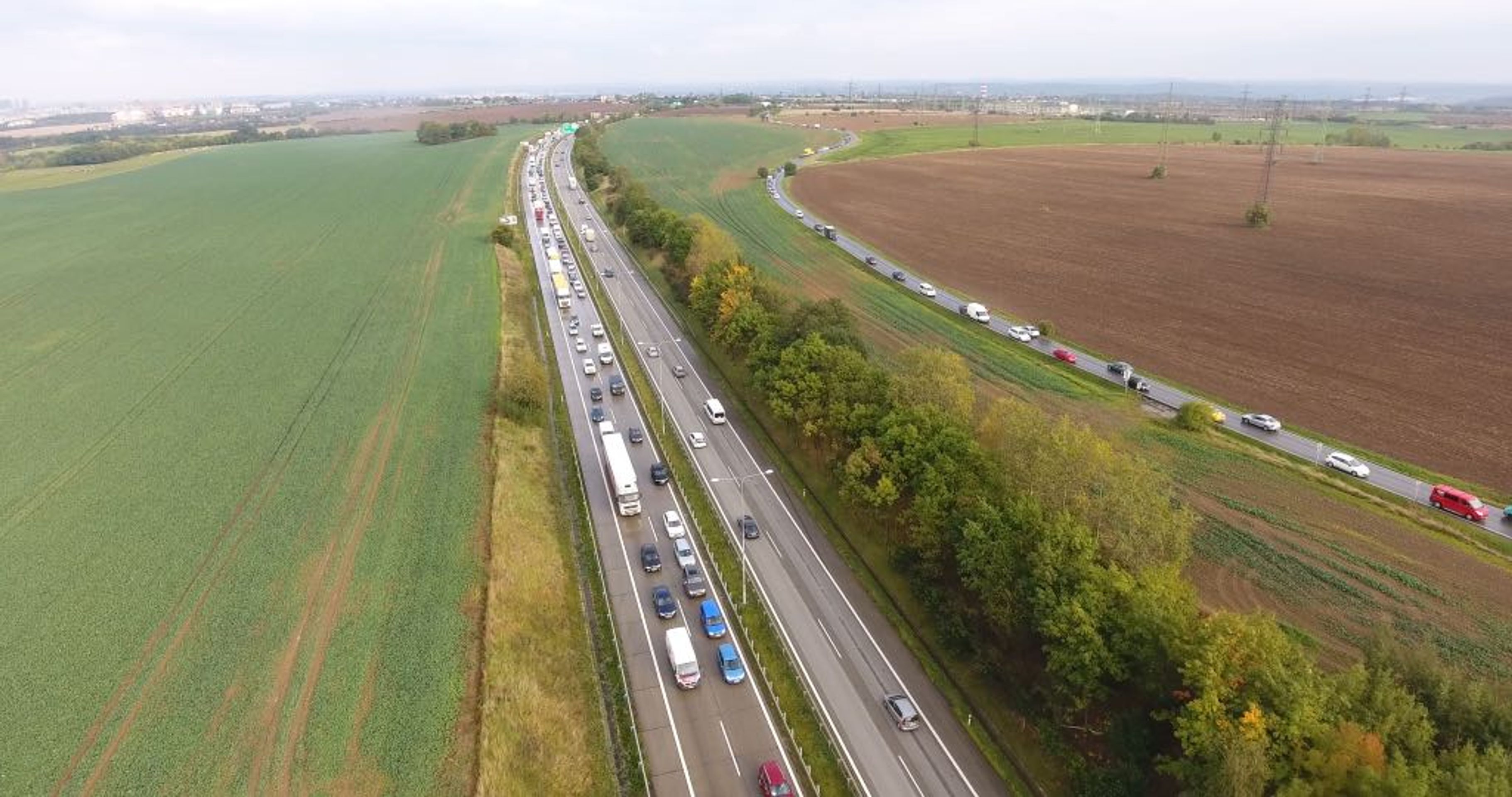 Pád vozidla z nákladního automobilu na Pražském okruhu - 7 - GALERIE: Pád vozidla z nákladního automobilu na Pražském okruhu (7/7)
