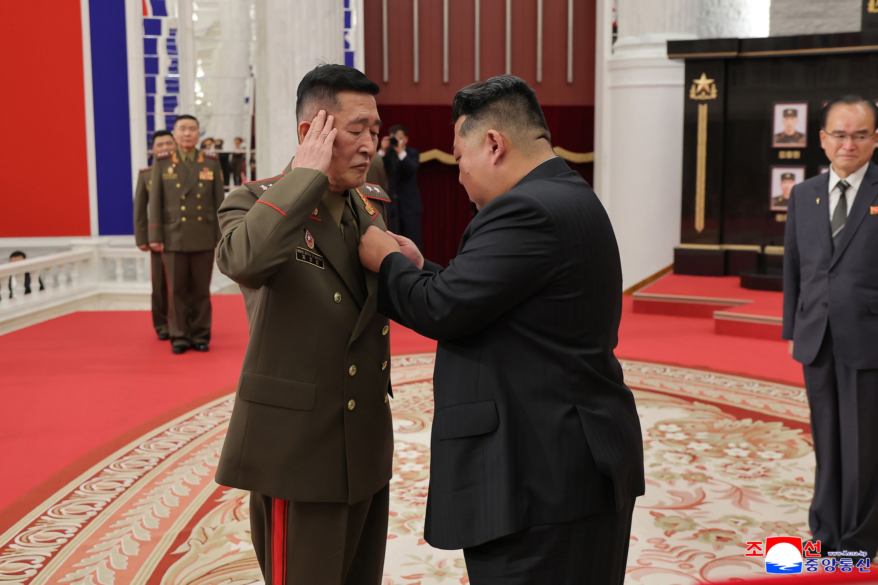 Kim Čong-un předává vyznamenání - Kim Čong-un předává vyznamenání (2/6)