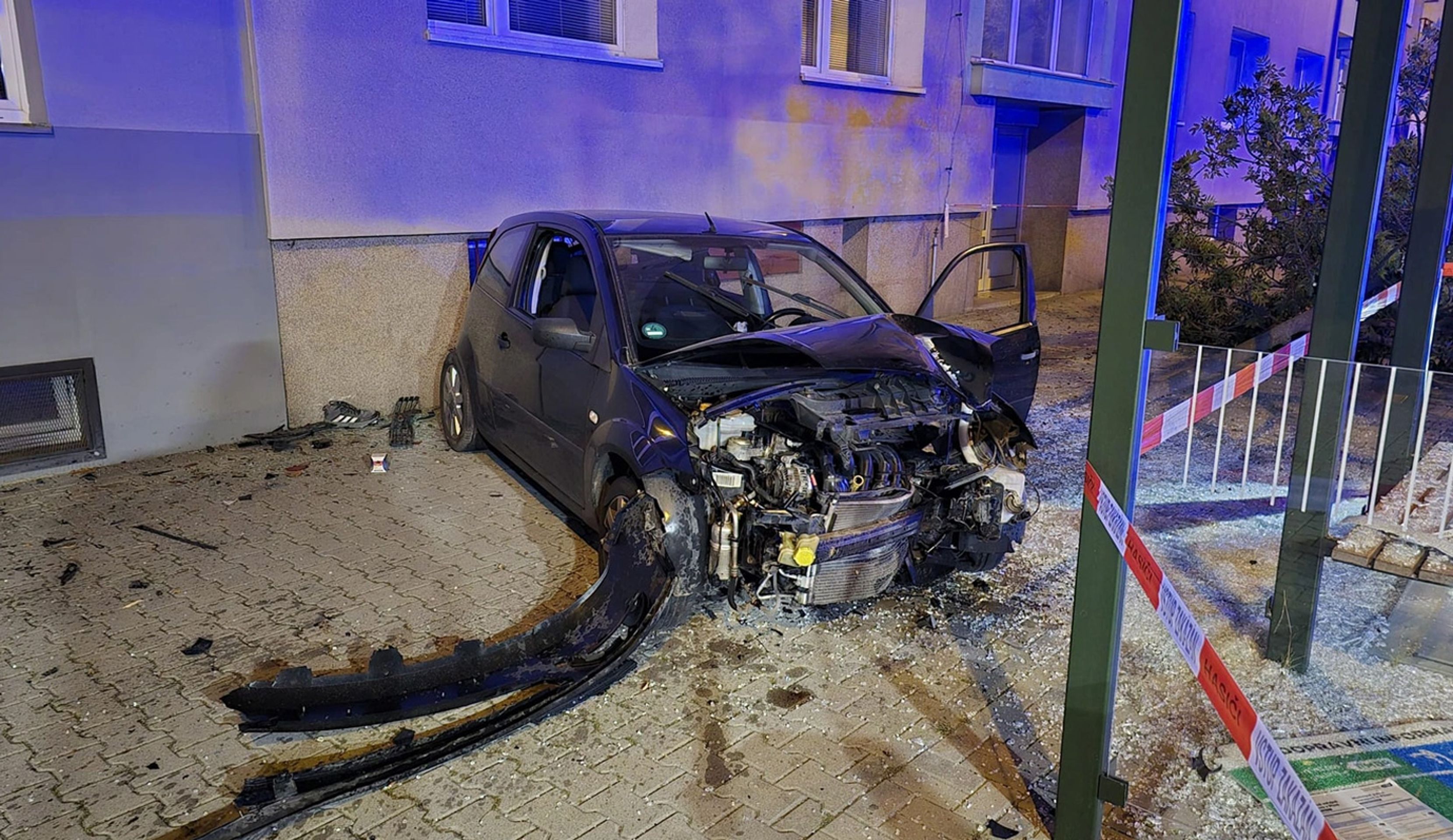 Opilý mladík najel autem do zastávky MHD (4) - Opilý mladík najel autem do zastávky MHD (5/6)