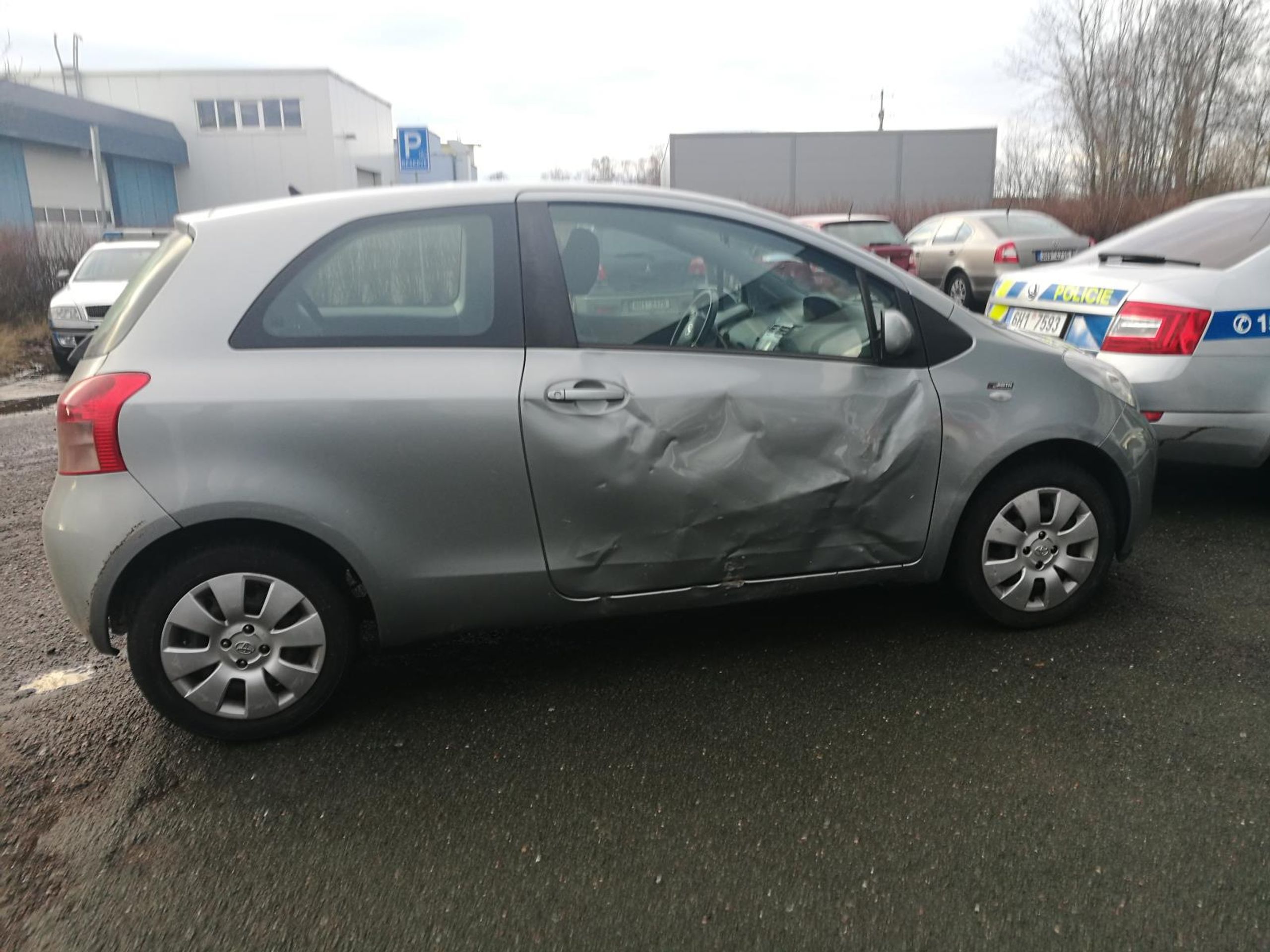 Pod vlivem drog bodal do policejního auta - GALERIE: Muž pod vlivem drog po nárazu bodal do policejního auta (3/3)