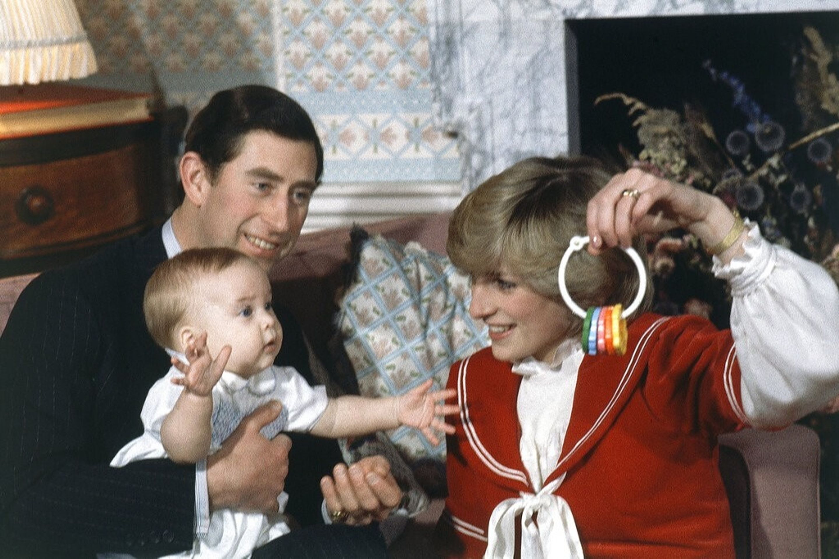 Princezna Diana a tehdy princ Charles s princem Williamem, 1982 - Královská etiketa - oblékání (19/22)