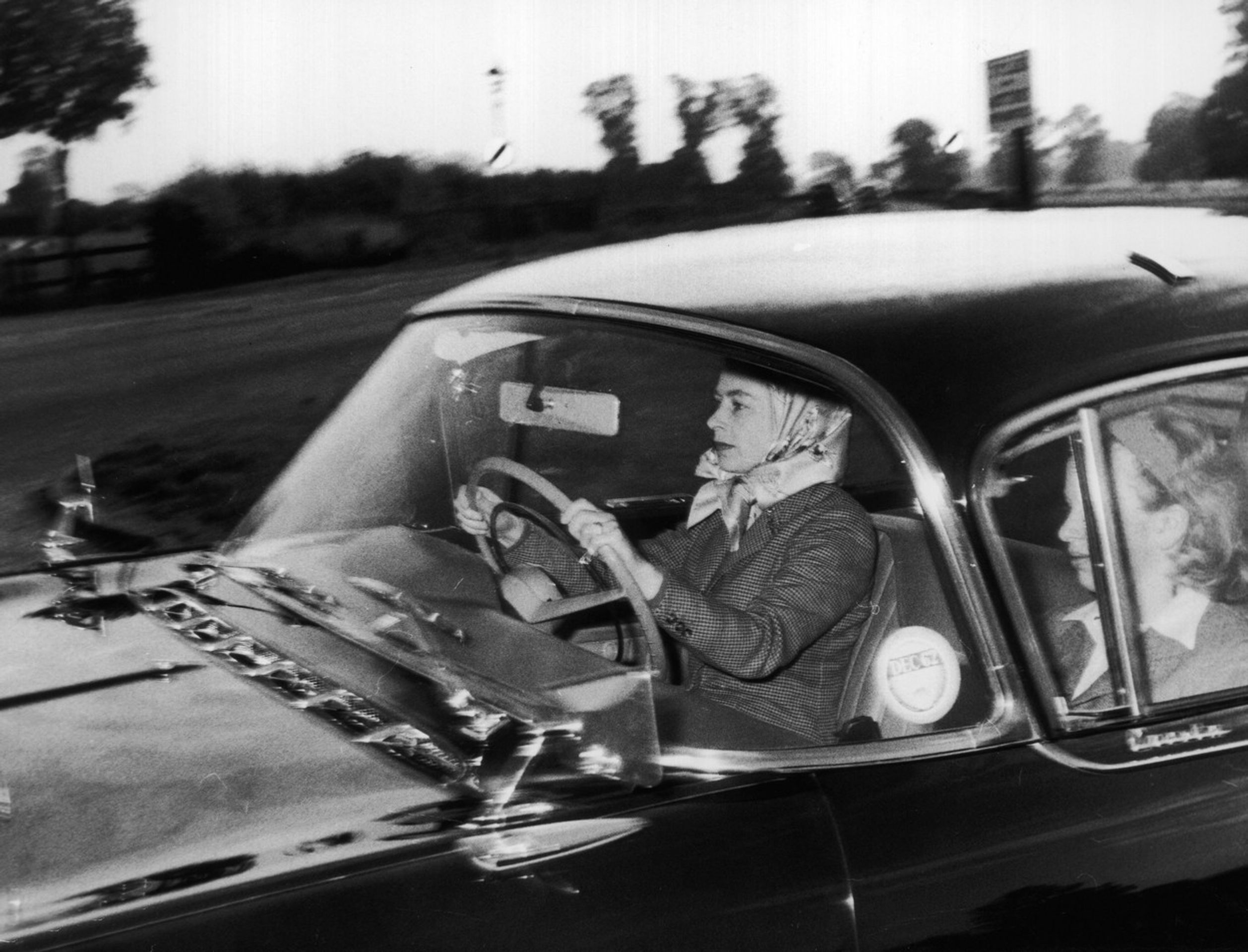 Královna Alžběta za volantem v roce 1962 - GALERIE: Královna Alžběta za volantem (1/6)