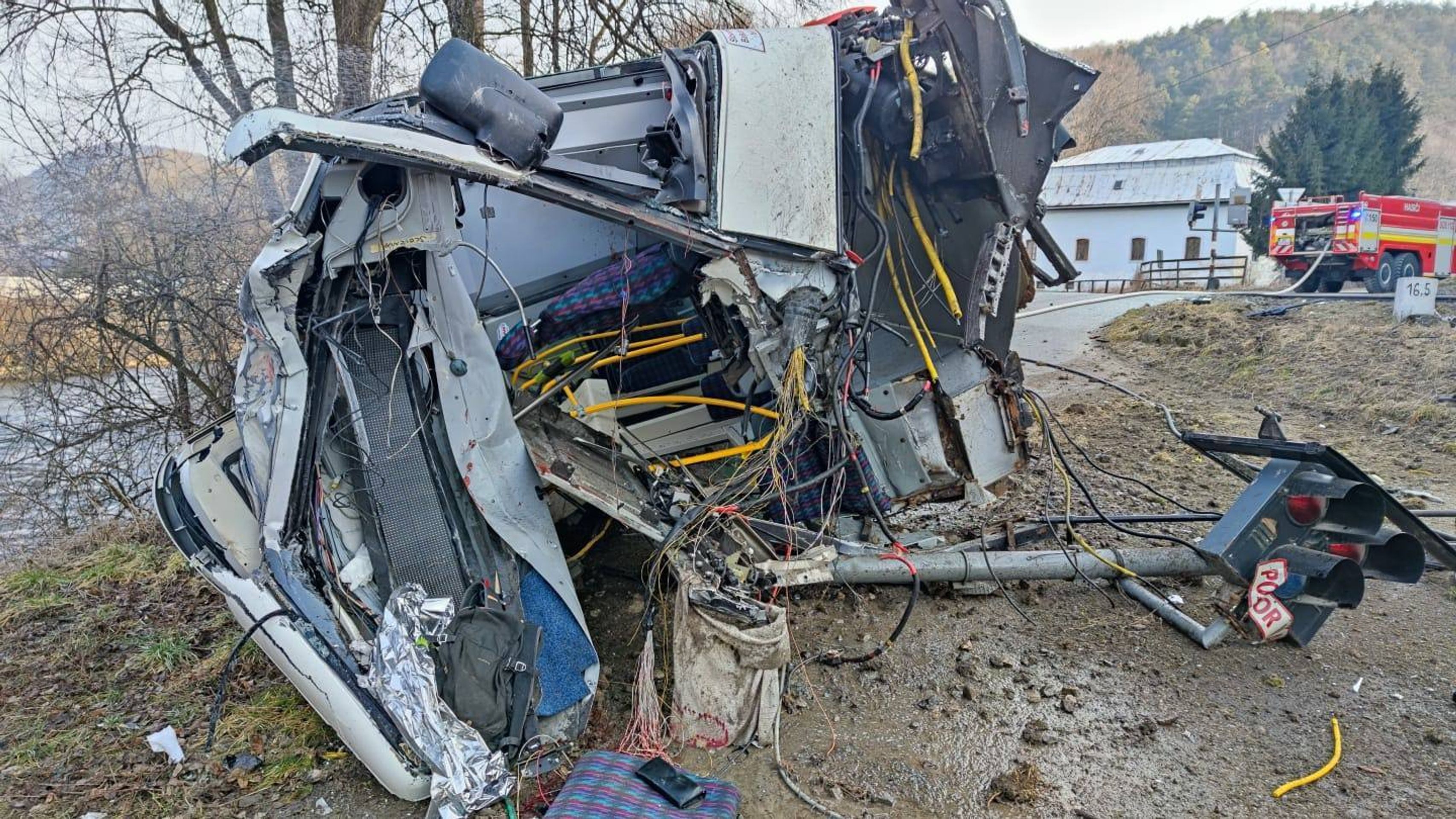 Srážka autobusu s vlakem na železničním přejezdu na Slovensku - 10 - GALERIE:Srážka autobusu s vlakem na železničním přejezdu na Slovensku (10/12)
