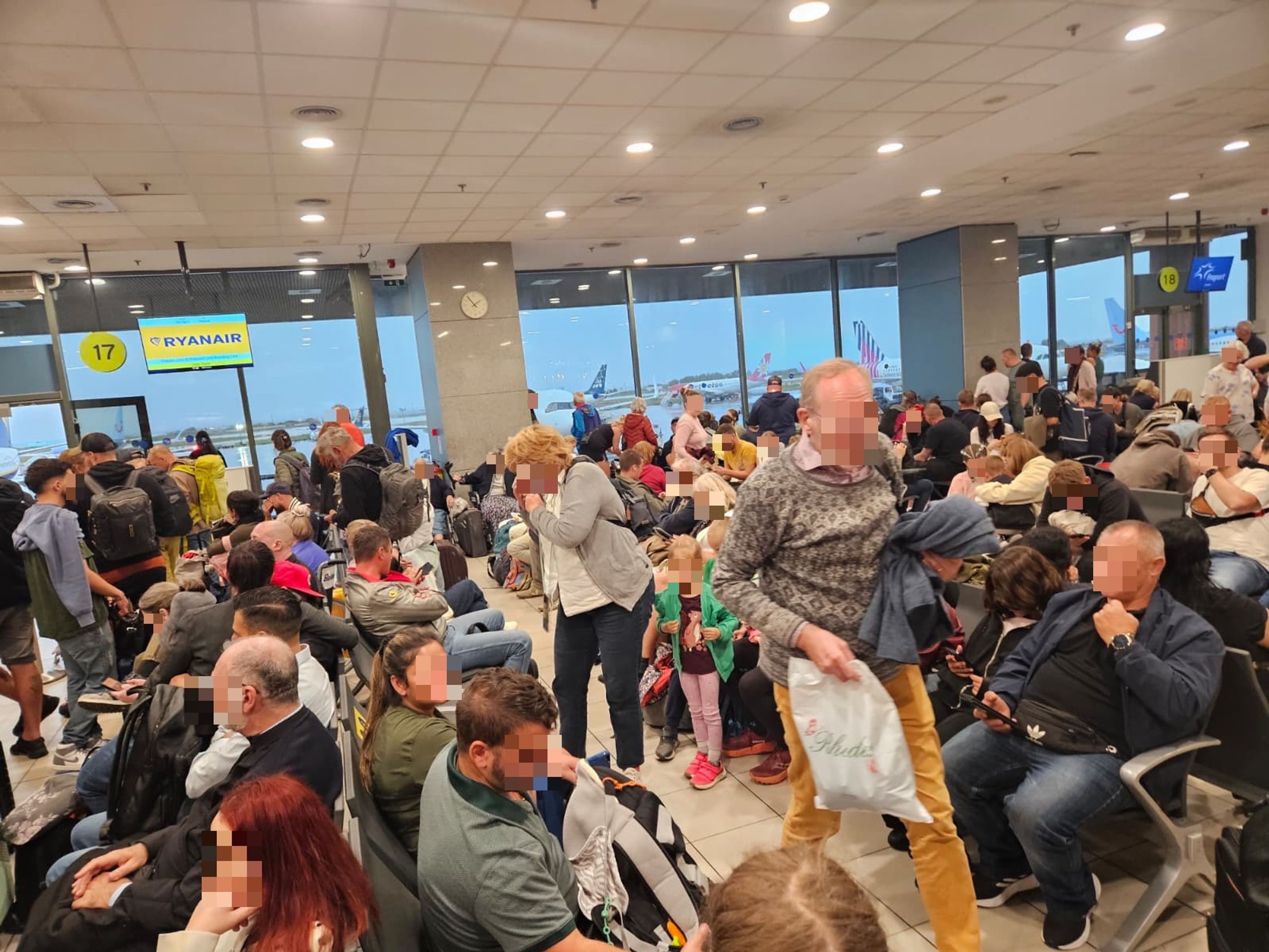 Čechy v Řecku uvěznilo počasí na letišti - Čechy v Řecku uvěznilo počasí na letišti (3/3)