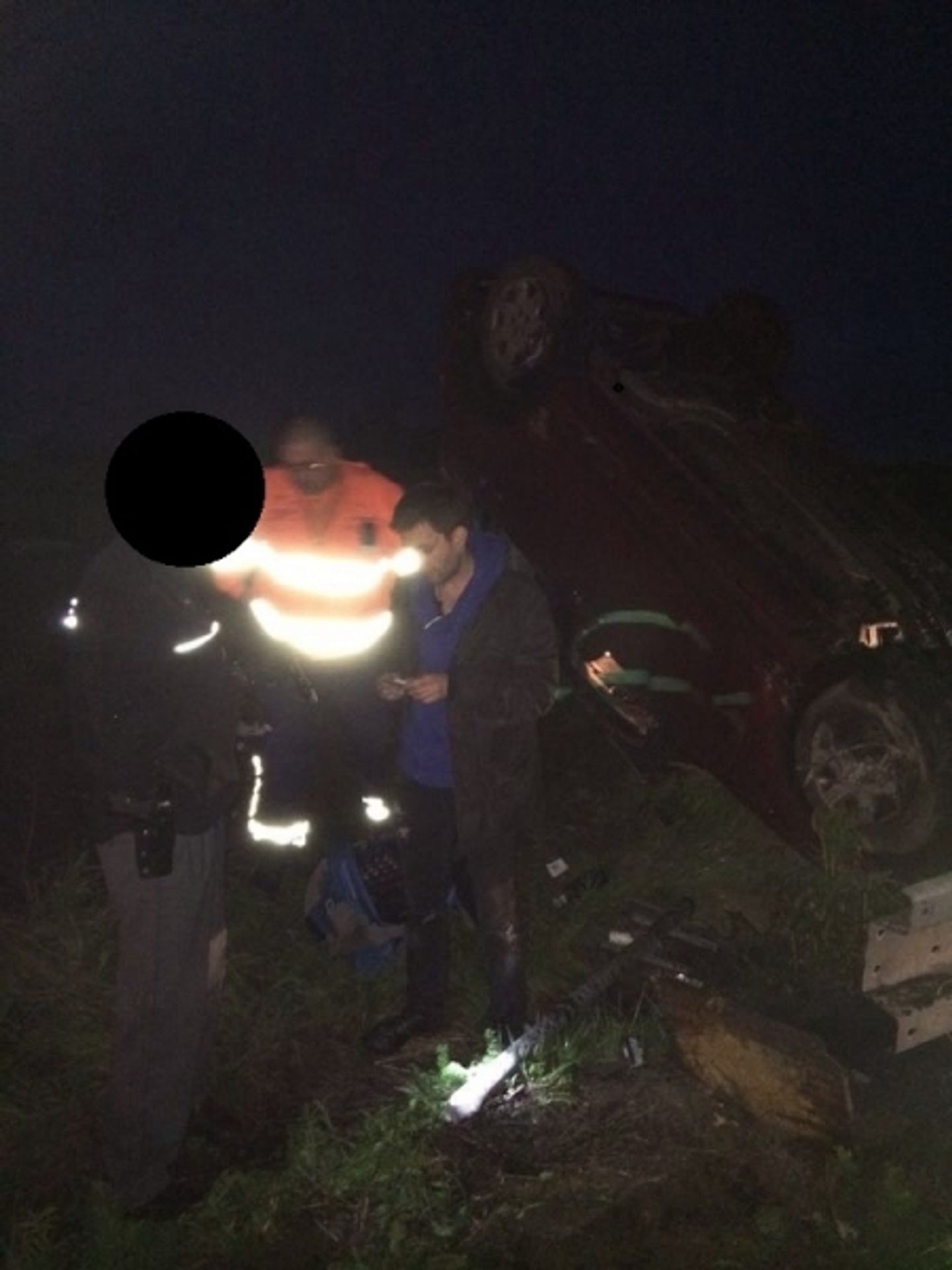 Opilý řidič havaroval v Novopacké ulici - 1 - GALERIE: Opilec vylétl ze silnice a skončil s autem na střeše (6/6)