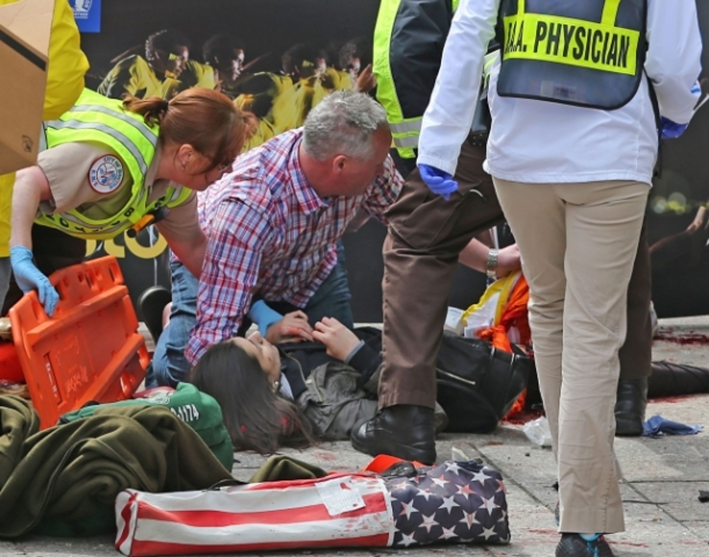 Bomba na maratonu v Bostonu - 6 - GALERIE: Výbuchy na maratonu v Bostonu (12/20)
